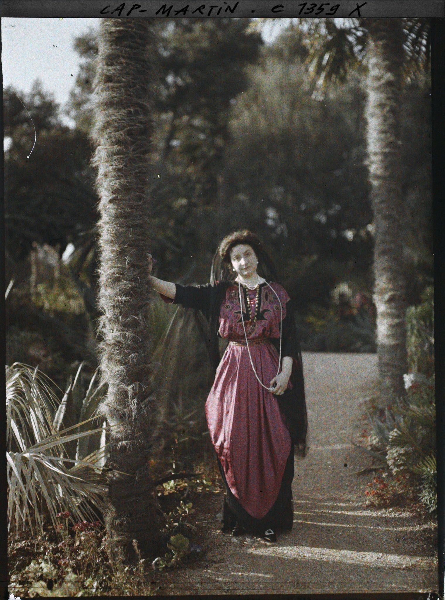 Image représentant La baronne Bertha von Schoen dans le jardin d'Albert Kahn