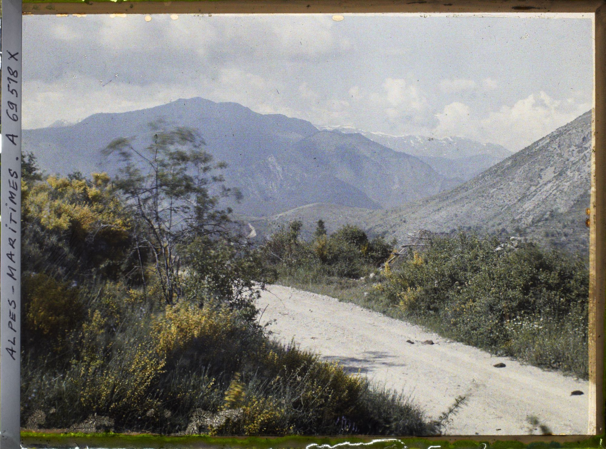 Image représentant Route de terre dominant le paysage montagneux