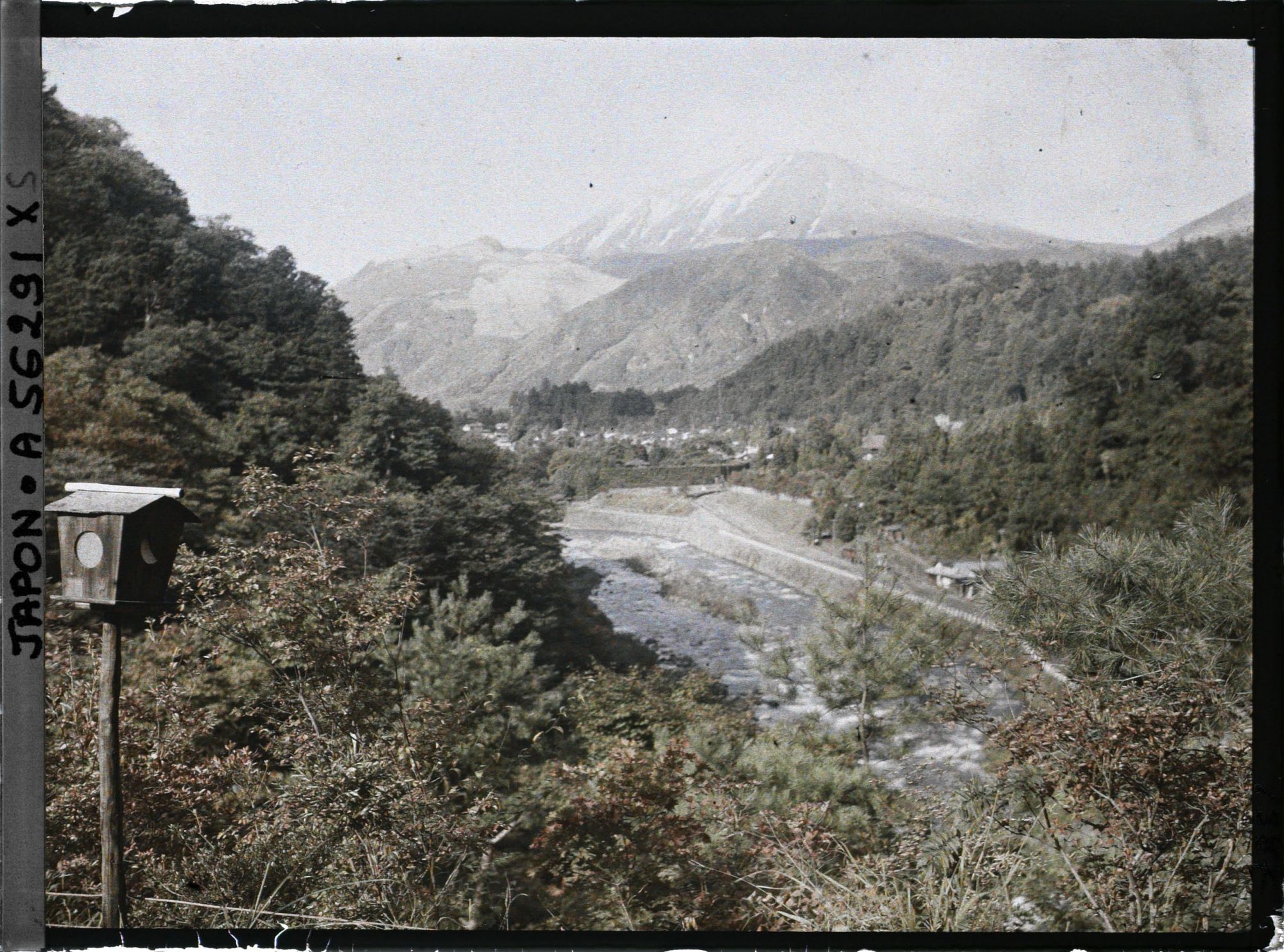 Image représentant vallée de la Daiyagawa et le mont Nantai, vu depuis le jardin de l'hôtel Kanaya