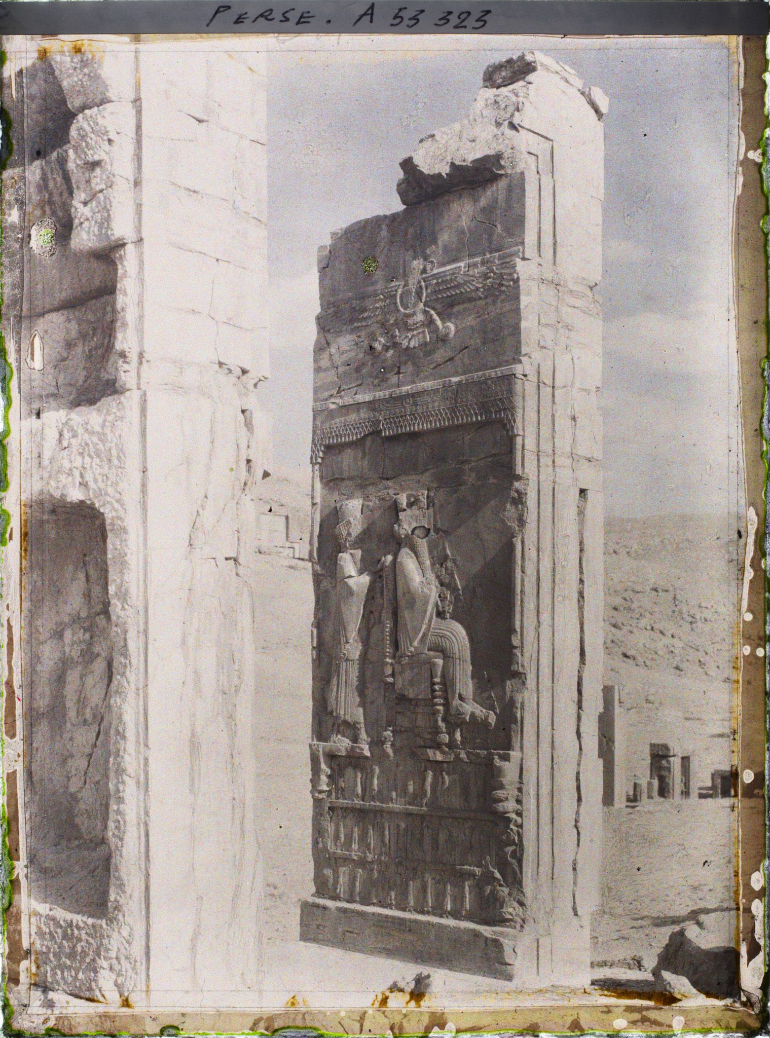 Image représentant Le Tripylon, bas-relief représentant Darius sur son trône devant Xerxès en prince couronné, sous le symbole ailé d'Ahura Mazda et soutenus par les 28 nations vassales