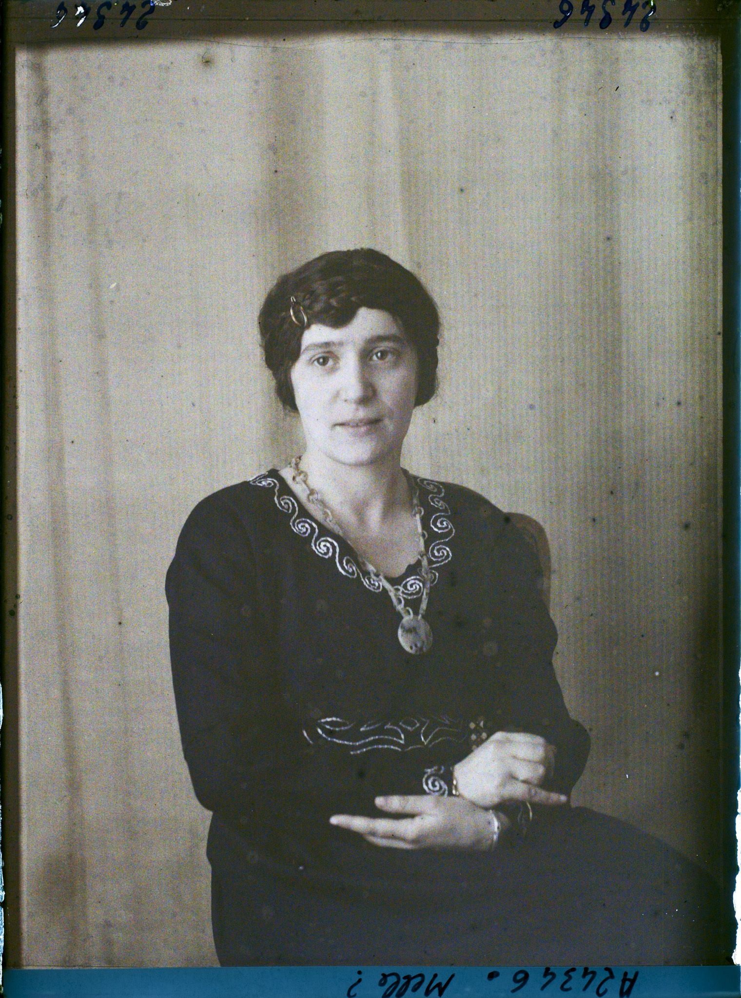 Image représentant https://musee-albert-kahn.s-museum.fr/home/NWQ2OTAwYzNmYjZlZTk1ZWQwODJmMjY4L2dlbmVyaWMtbm90aWNlLXRhYi9hdXRob3JpdHkvNjE3YTc5ZjVjZjhiODk2OGIzMzM3ZDIx/5d6900c3fb6ee95ed082f268/generic-notice-tab/authority/617a79ebcf8b8968b3337c1e La cousine de Madame Voize