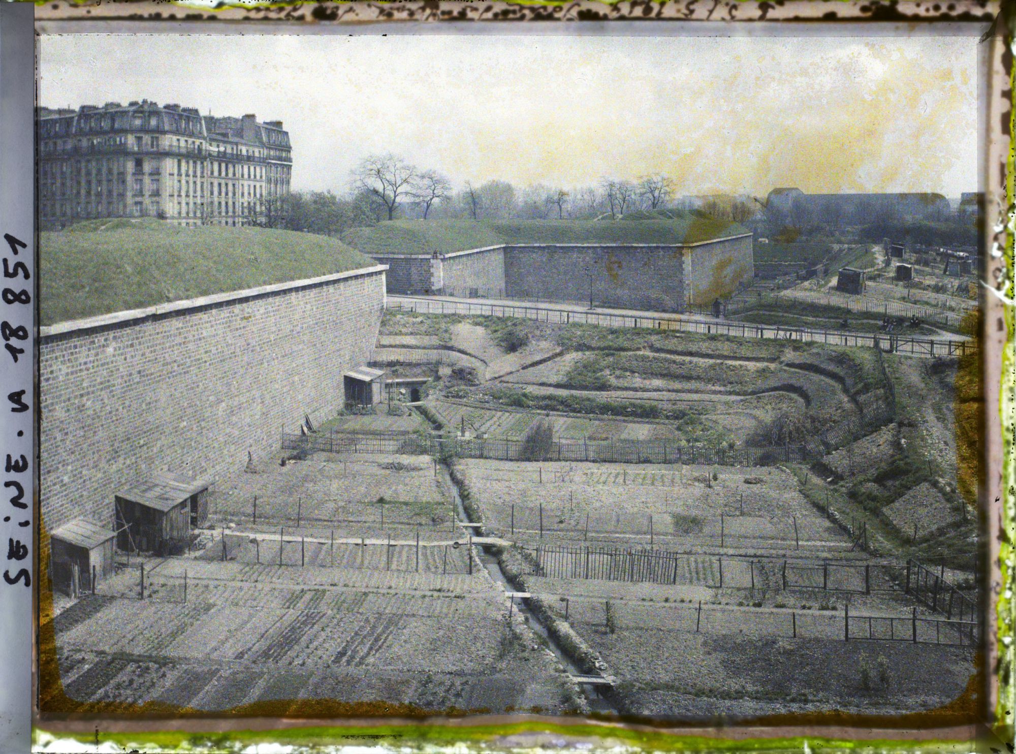 Image représentant Les jardins ouvriers aux pieds des fortifications, à la porte du Point-du-Jour