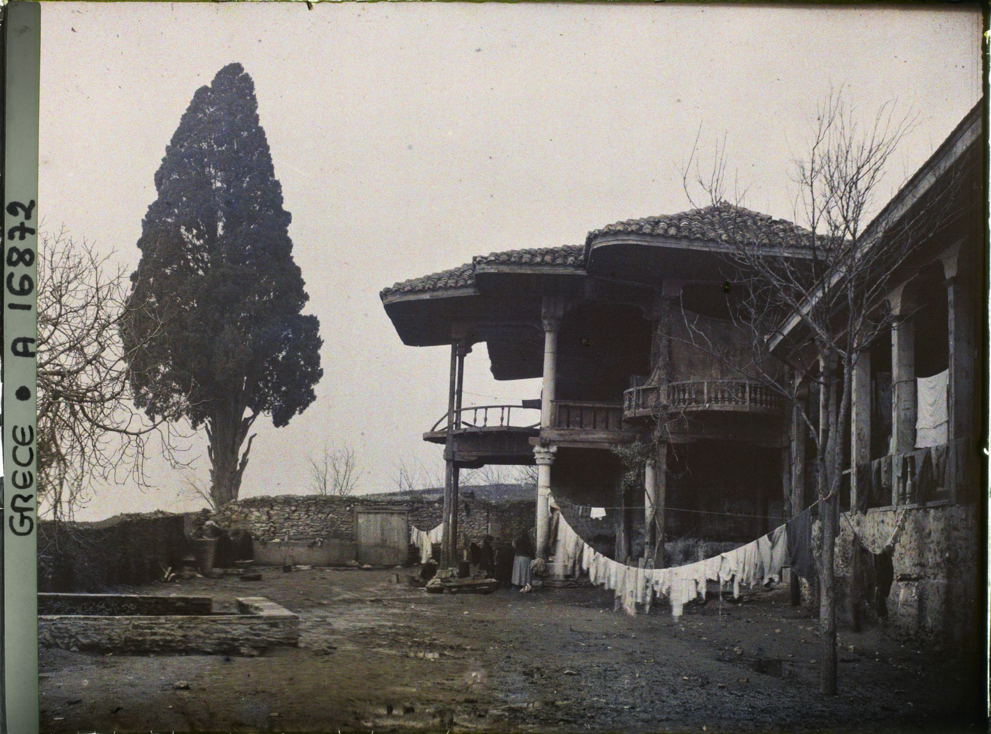 Image représentant Grèce, Salonique, Mosquée des Derviches tourneurs (occupée par des réfugiés)