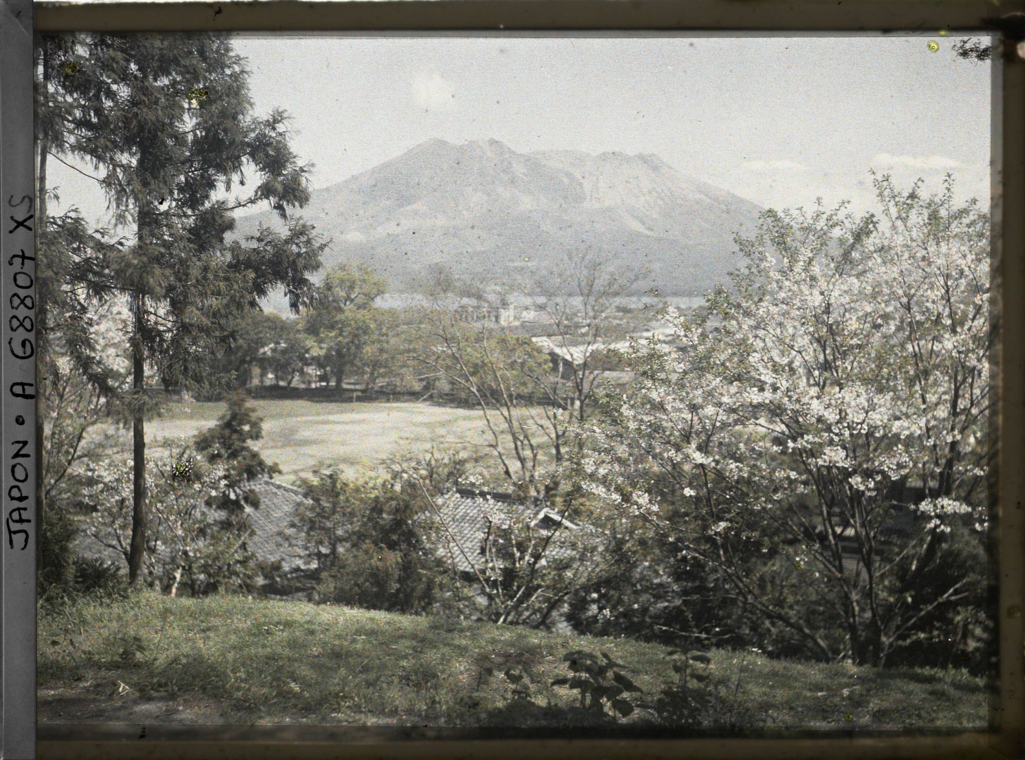 Image représentant Le volcan Sakurajima depuis les hauteurs de la ville