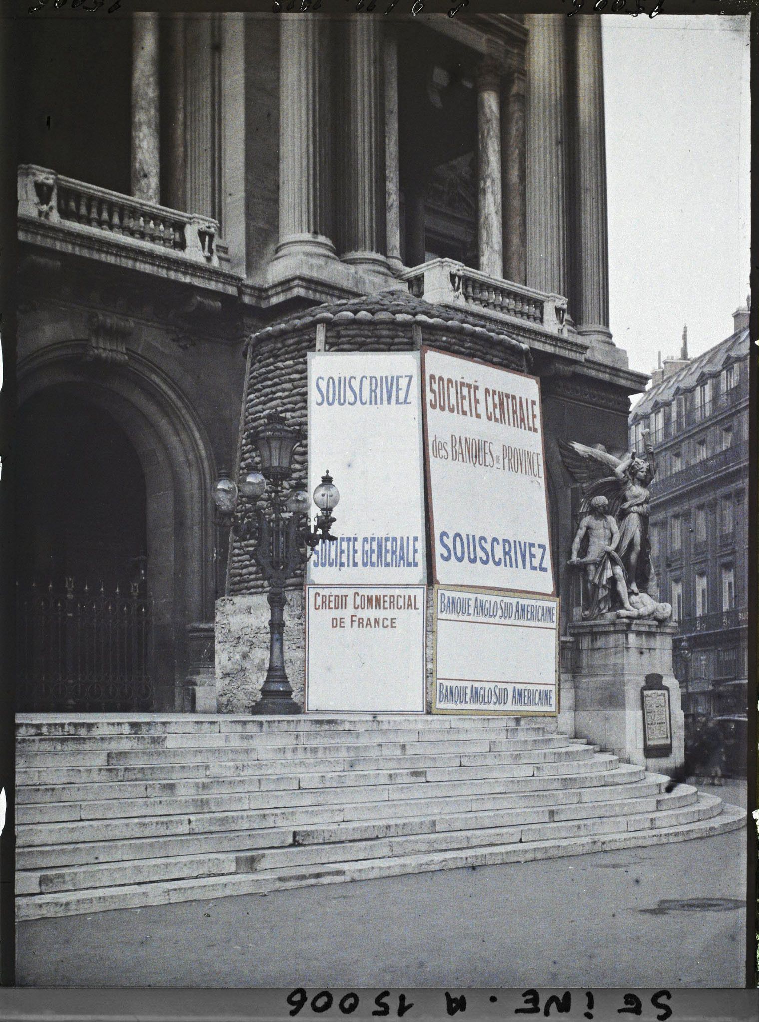Image représentant Affiches de l'emprunt sur l'Opéra Garnier, placardée sur la statue de La Danse