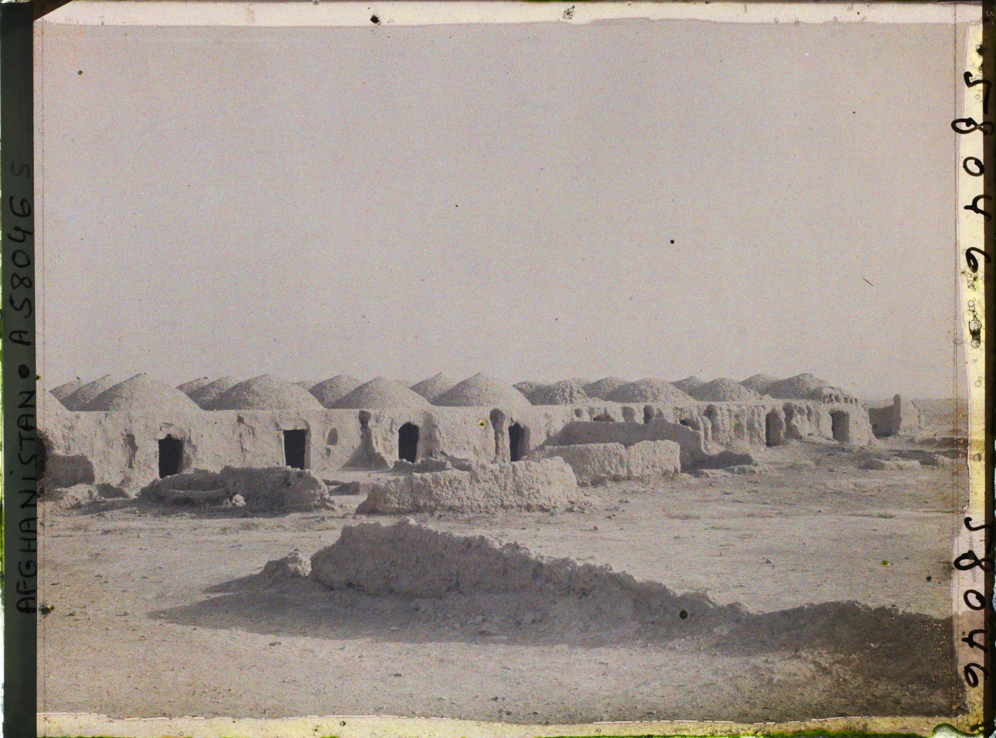 Image représentant Le village abandonné : dômes de boue séchée protégeant du vent et du soleil