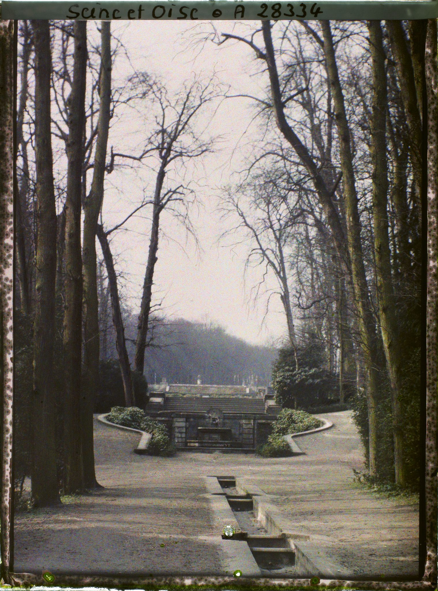 Image représentant Le bassin des Chiens et l'allée d'eau des Goulottes dans le petit parc