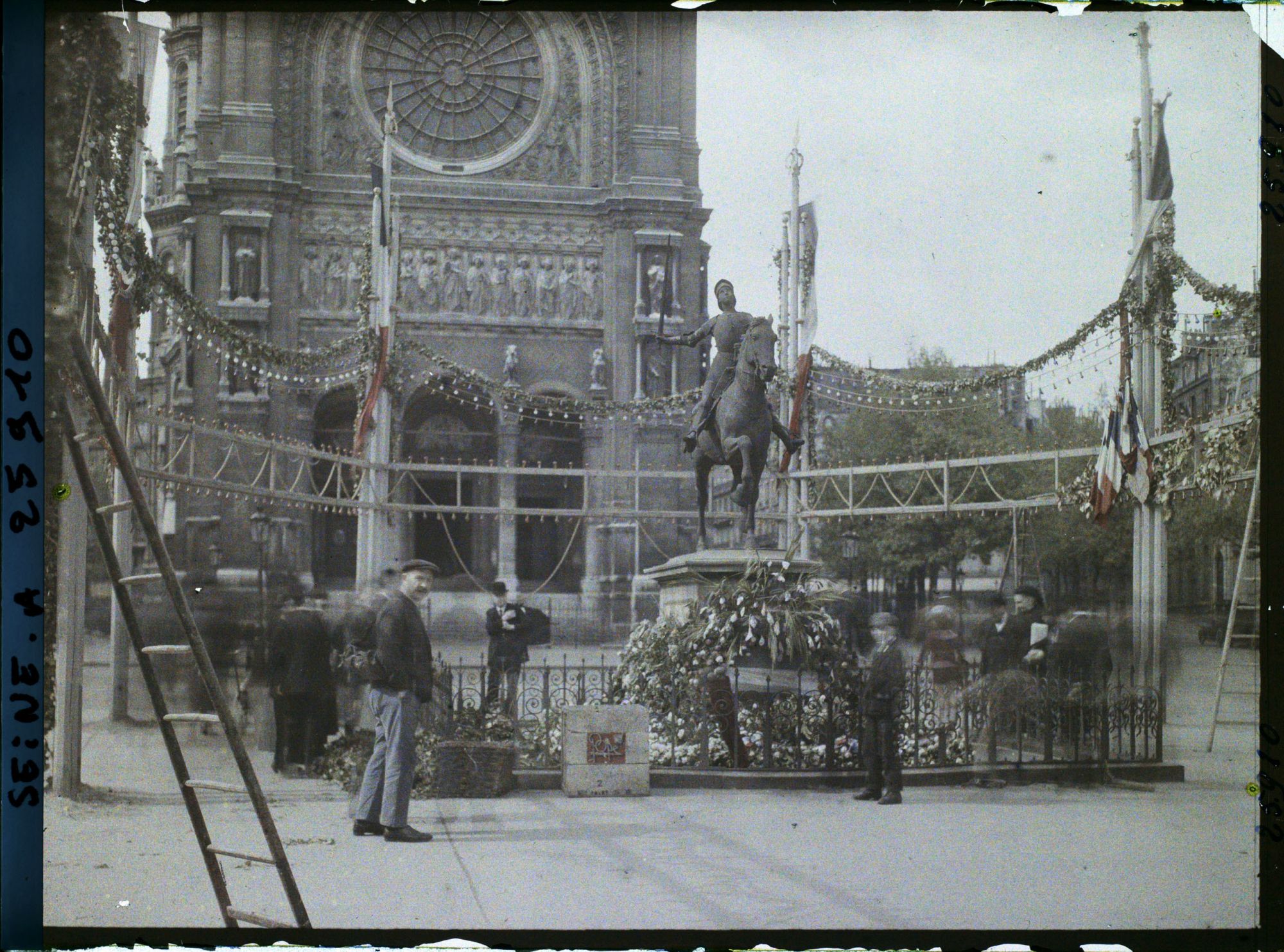Image représentant Statue décorée pour la fête Jeanne d'Arc devant l'église Saint-Augustin