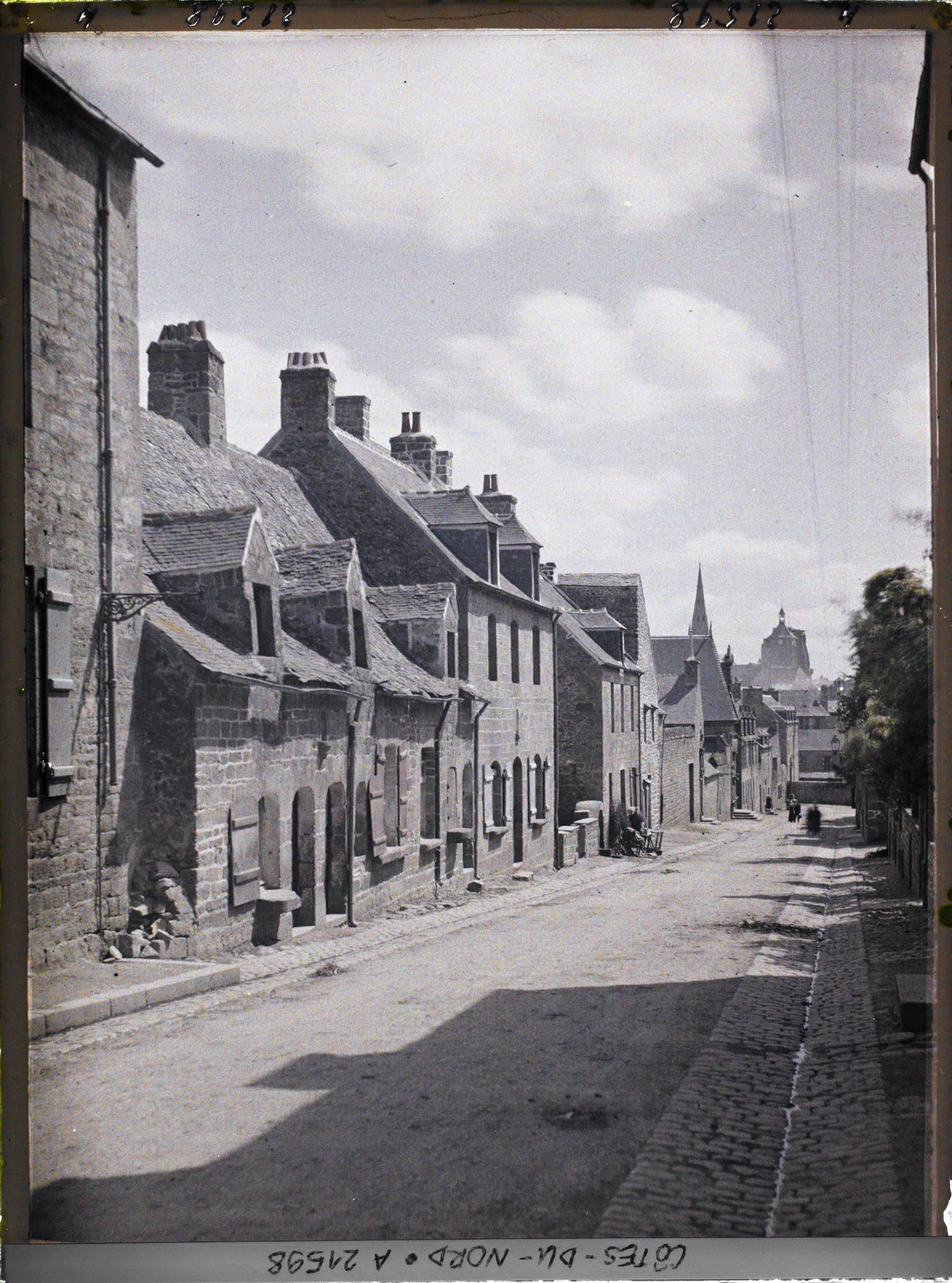 Image représentant La rue Montbareil ; au fond, la basilique Notre-Dame-de-Bon-Secours