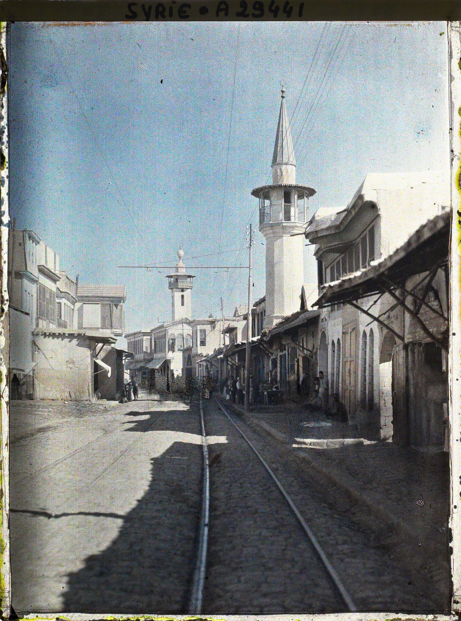 Image représentant L'avenue du Midan. A droite, le minaret de la " Mosquée d'Amar " (?)