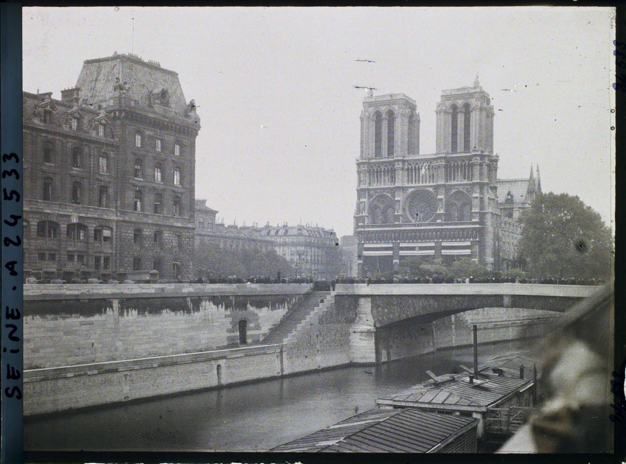 Image représentant Funérailles à la cathédrale Notre-Dame (celles de monseigneur Amette ?)
