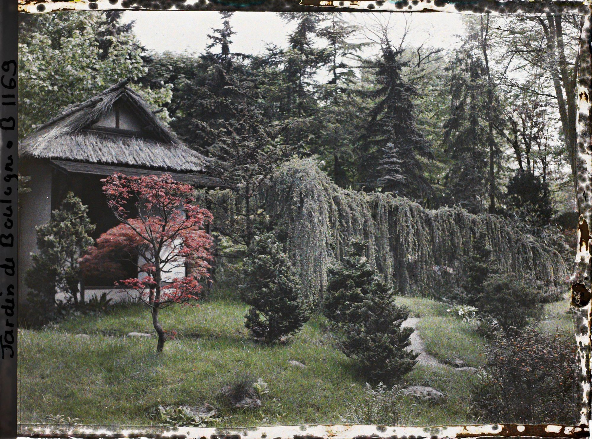 Image représentant Façade principale du pavillon de thé du " village japonais ", dans un écrin arboré