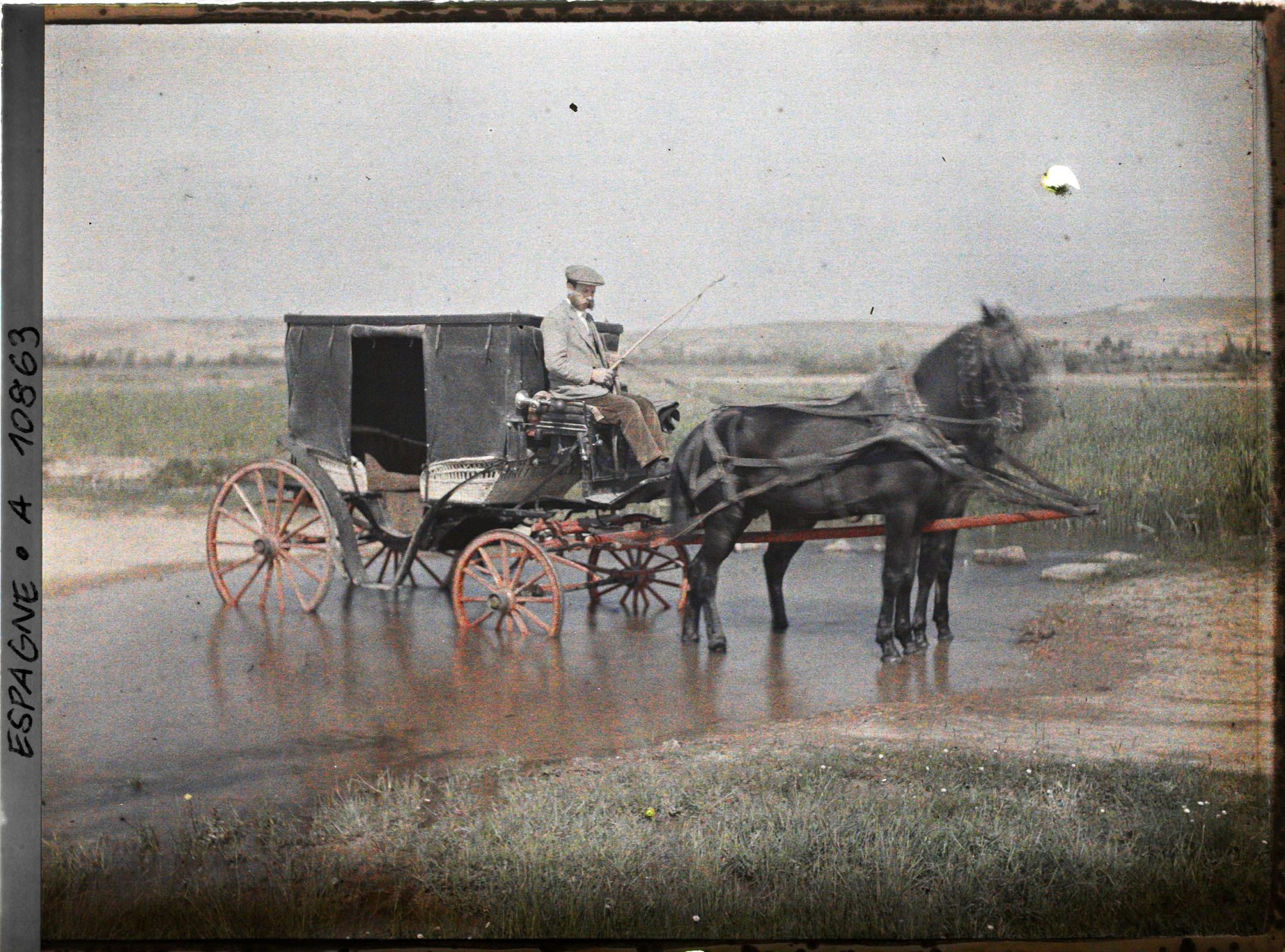 Image représentant Espagne, d'Astorga à Léon, Au passage d'une acequia d'irrigation près de l'Hopital de Orbigo : notre voiture dans l'eau