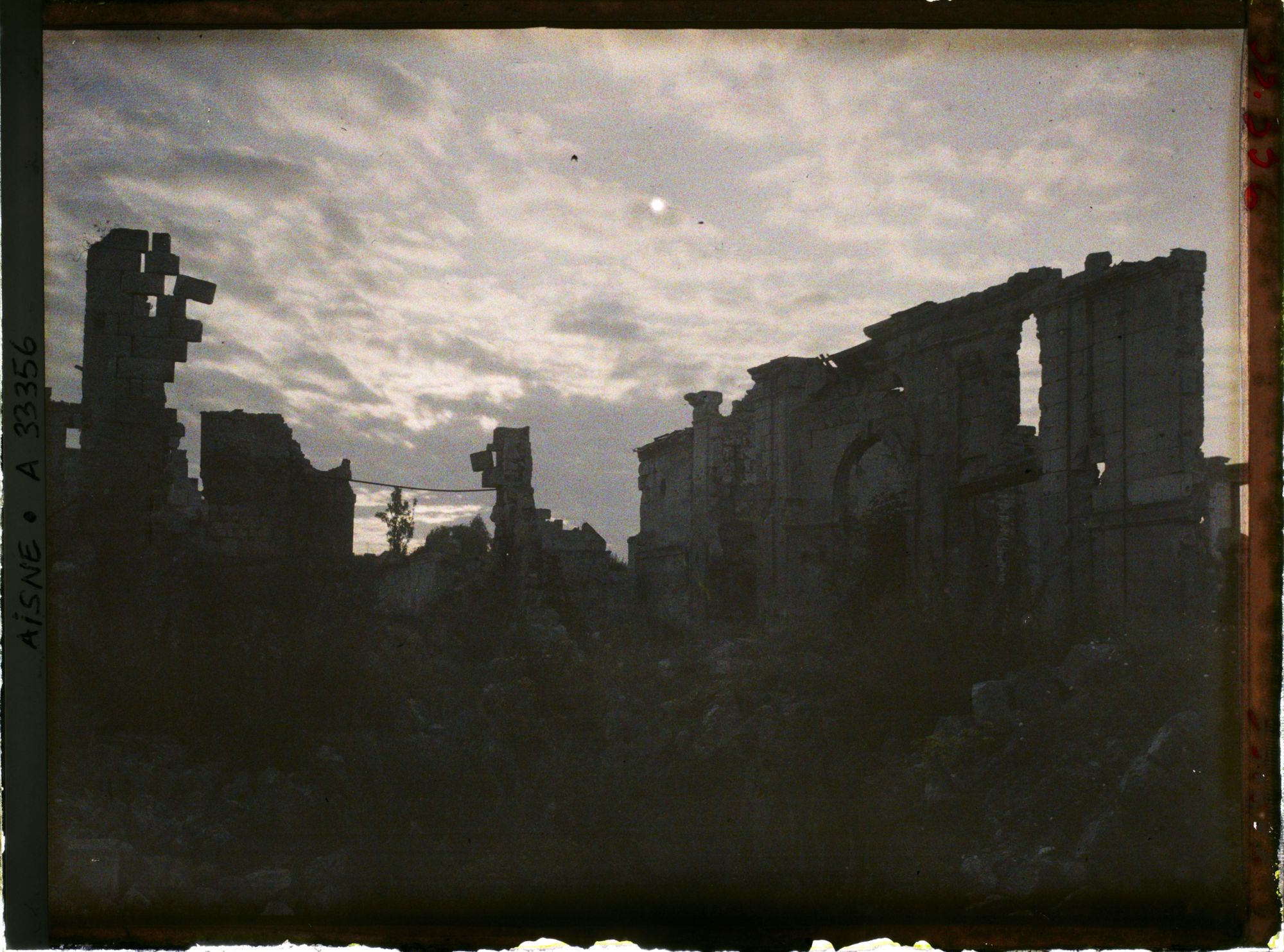 Image représentant France, Coucy le Château, Ruines de Coucy le Château au lever du Jour