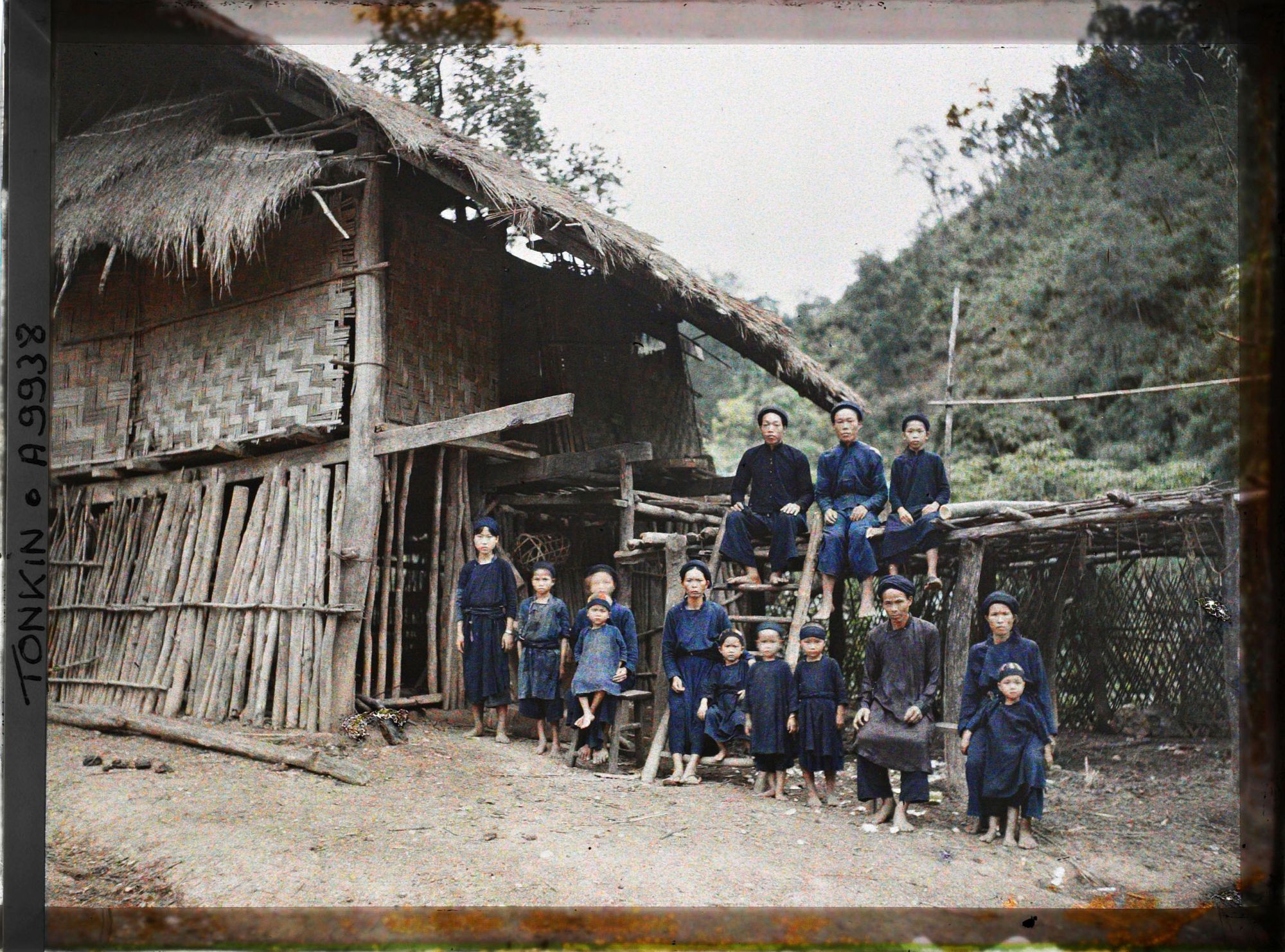 Image représentant Des villageois thaï (thô) près d'une habitation