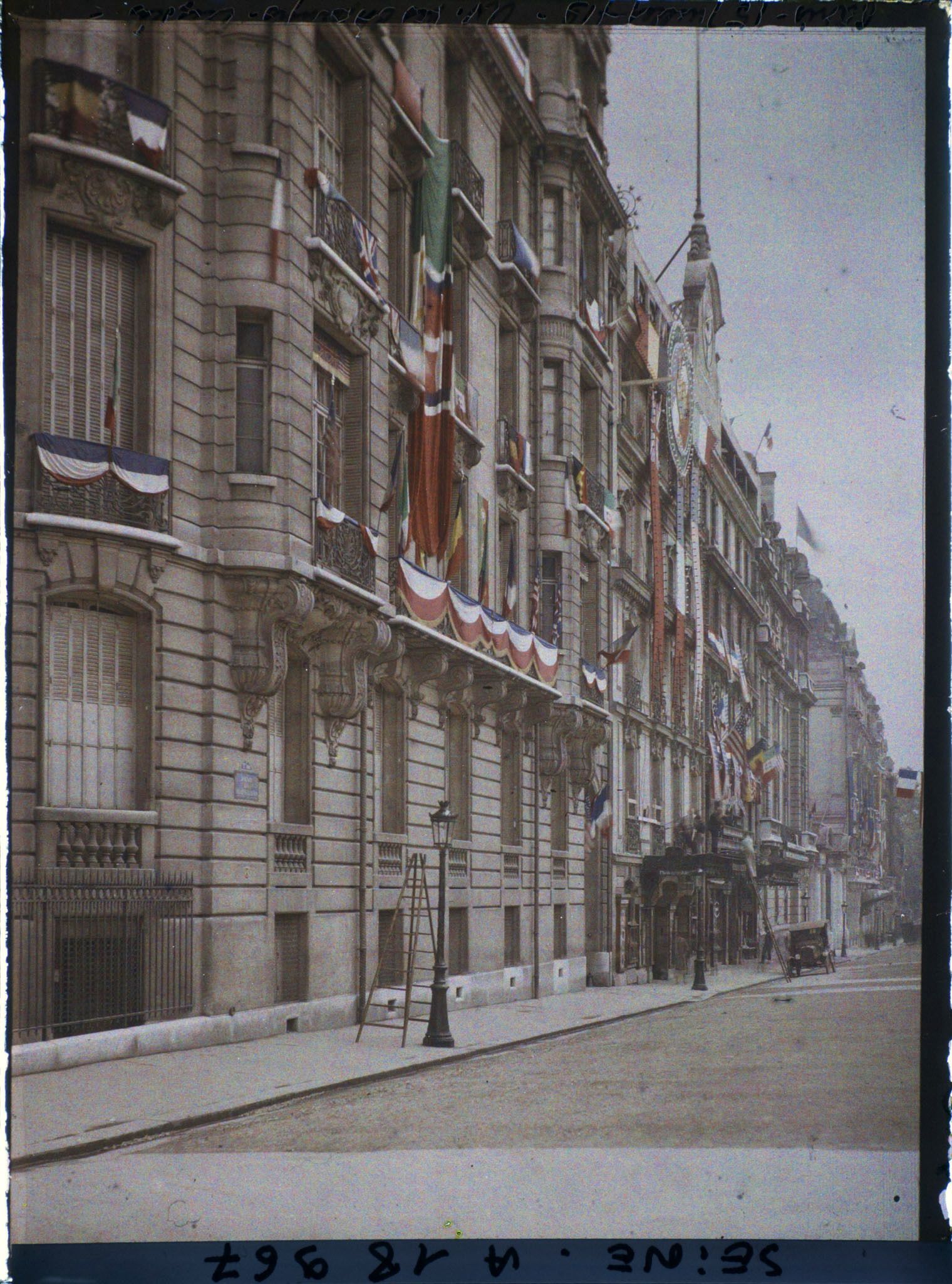 Image représentant L'avenue des Champs-Elysées (au niveau du n°92) décorée pour les fêtes de la Victoire des 13 et 14 juillet 1919