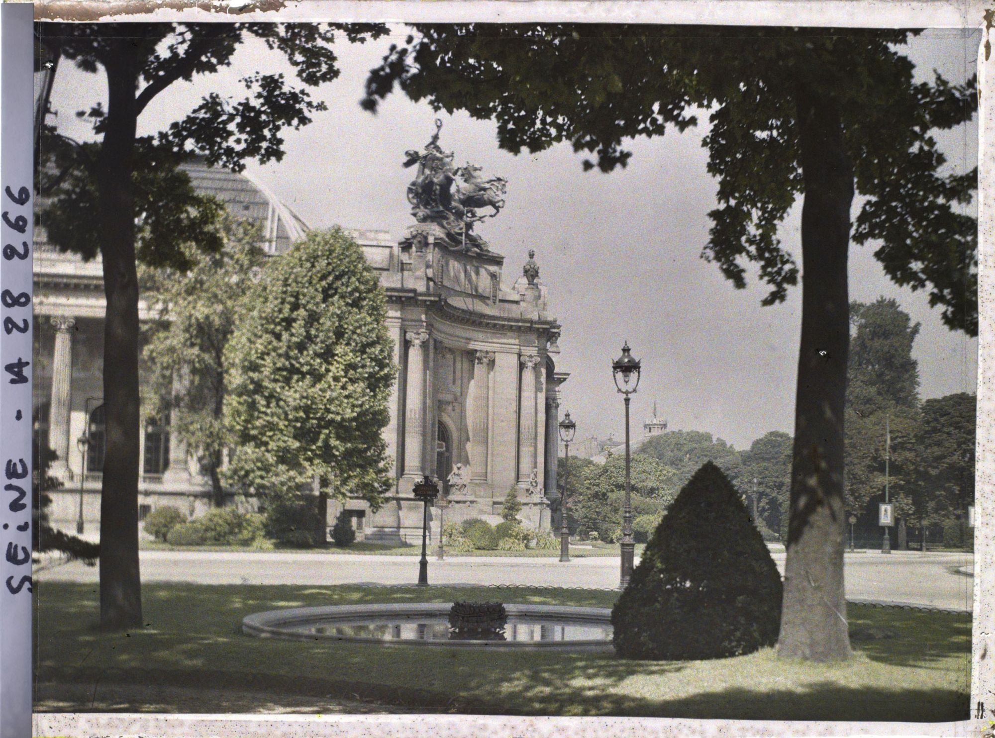 Image représentant L'entrée nord du Grand-Palais, à l'angle de l'actuelle avenue du général Eisenhower et de la place Clemenceau