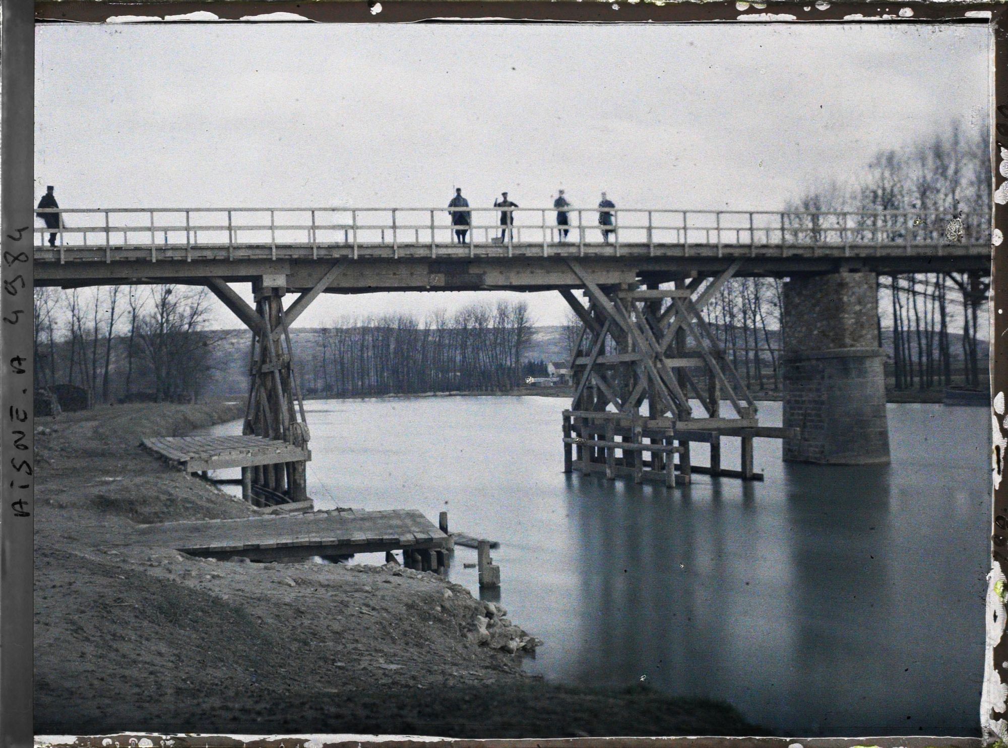 Image représentant Soldats français sur un pont réparé