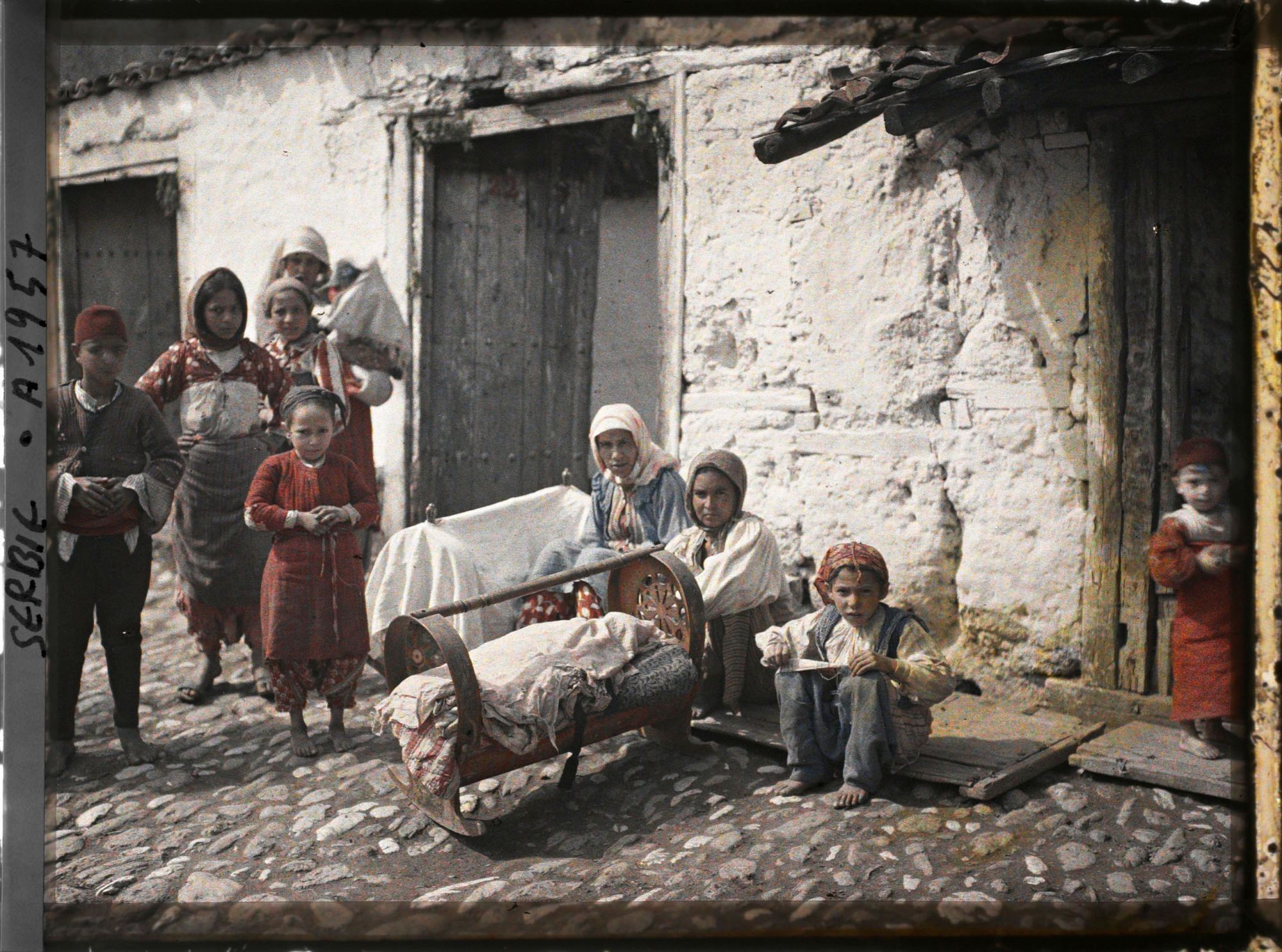 Image représentant Femmes et enfants tziganes autour de deux berceaux