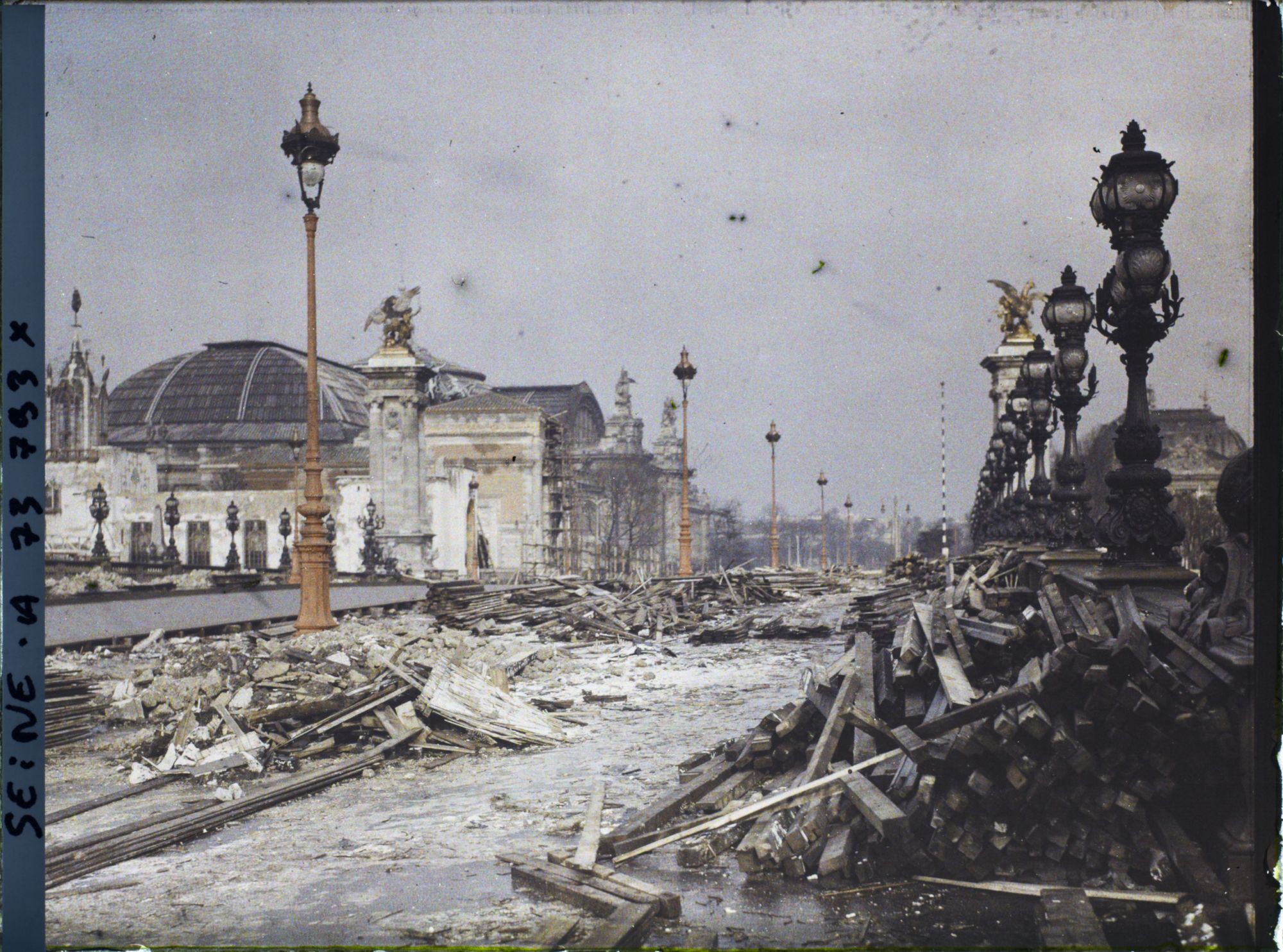 Image représentant L'exposition des arts décoratifs, démolition des pavillons sur le pont Alexandre IIII et l'ancienne avenue Nicolas II (actuelle avenue Winston Churchill),