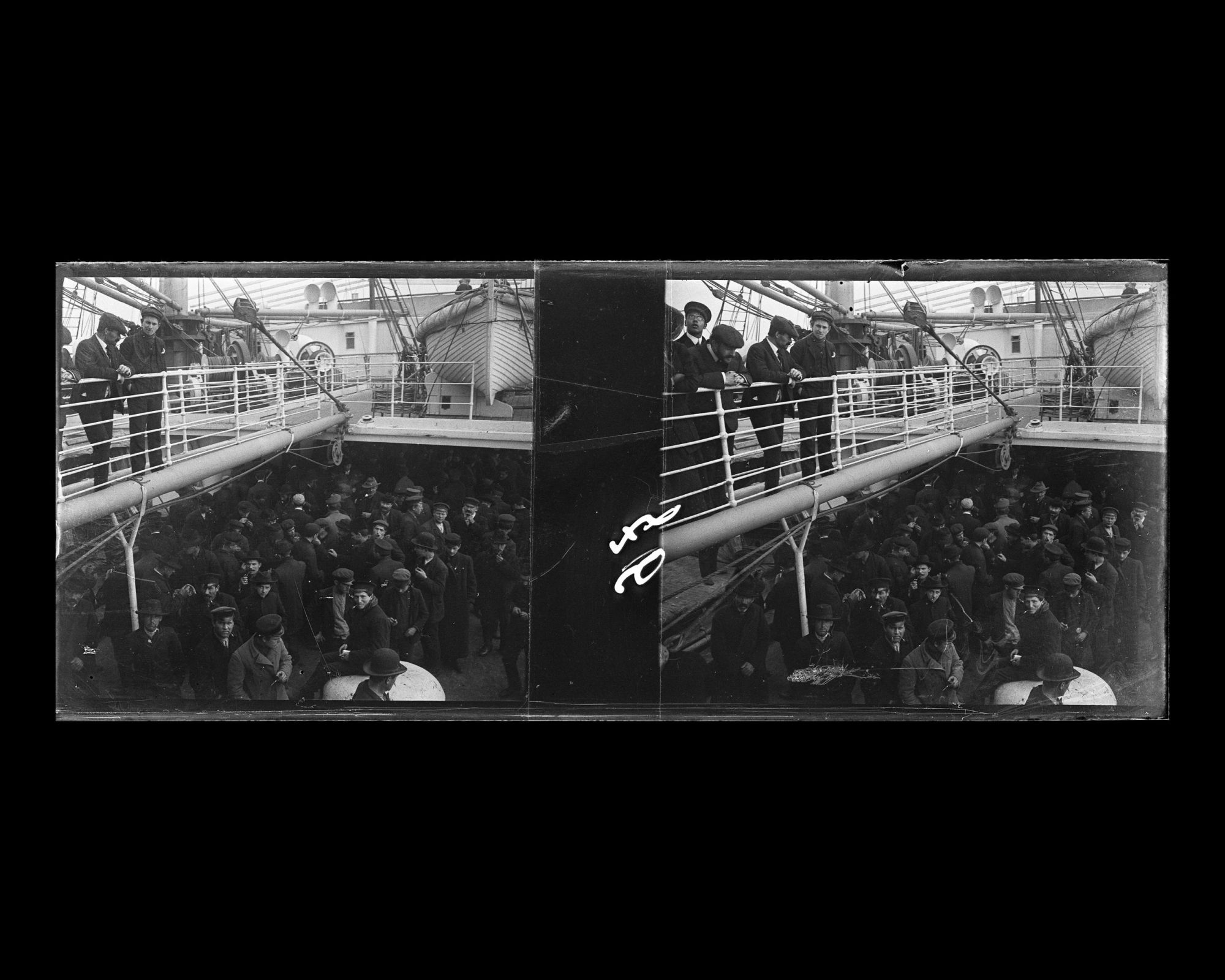 Image représentant Passagers des  2emes classes sur une passerelle au dessus de la foule des émigrants des 3emes classes entassés sur l'entrepont