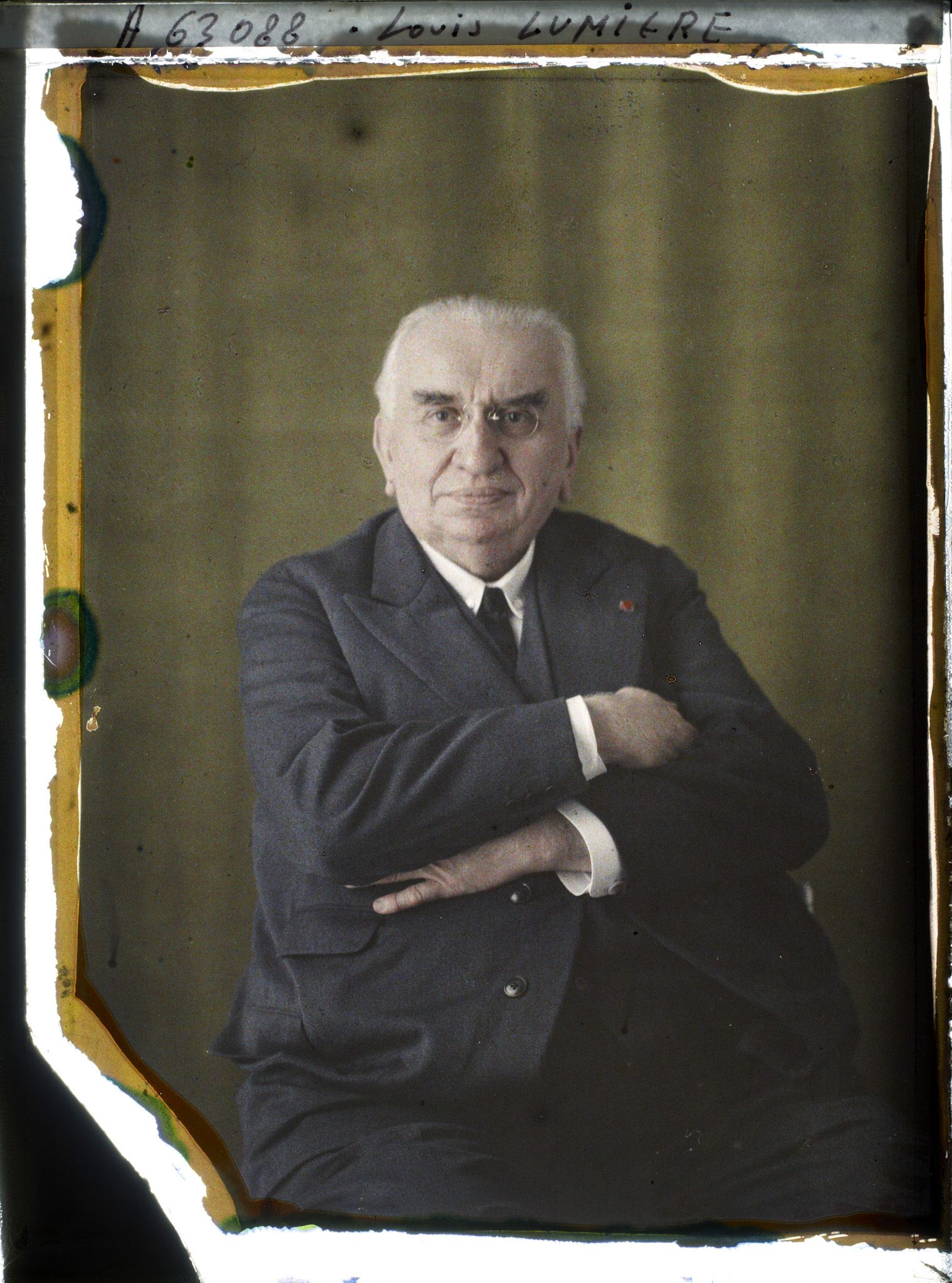 Image représentant Monsieur  https://musee-albert-kahn.s-museum.fr/home/NWQ2OTAwYzNmYjZlZTk1ZWQwODJmMjY4L2dlbmVyaWMtbm90aWNlLXRhYi9hdXRob3JpdHkvNjE3YTc5ZjVjZjhiODk2OGIzMzM3ZDIx/5d6900c3fb6ee95ed082f268/generic-notice-tab/authority/617a79ebcf8b8968b33372a0 Louis Lumière
