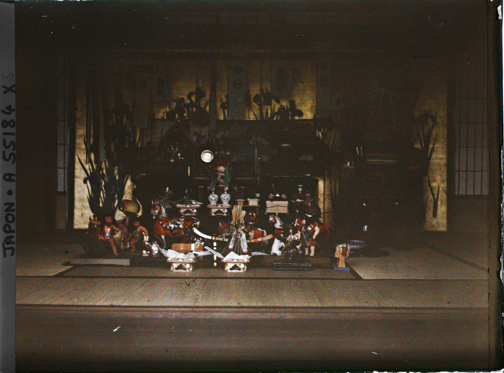 Image représentant Autel décoratif du Tango-no-sekku (" fête des garçons ") dans un salon de la résidence de la famille princière Kitashirakawa.