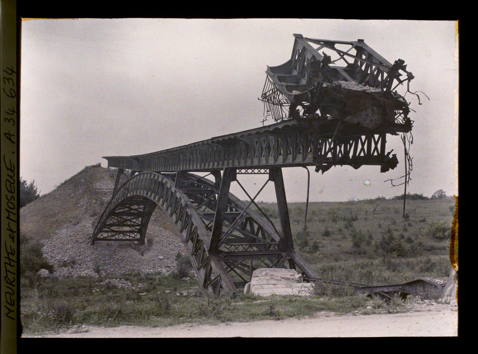 Image représentant France, Flirey, Pont détruit du Chin de fer de Toul autre aspect
