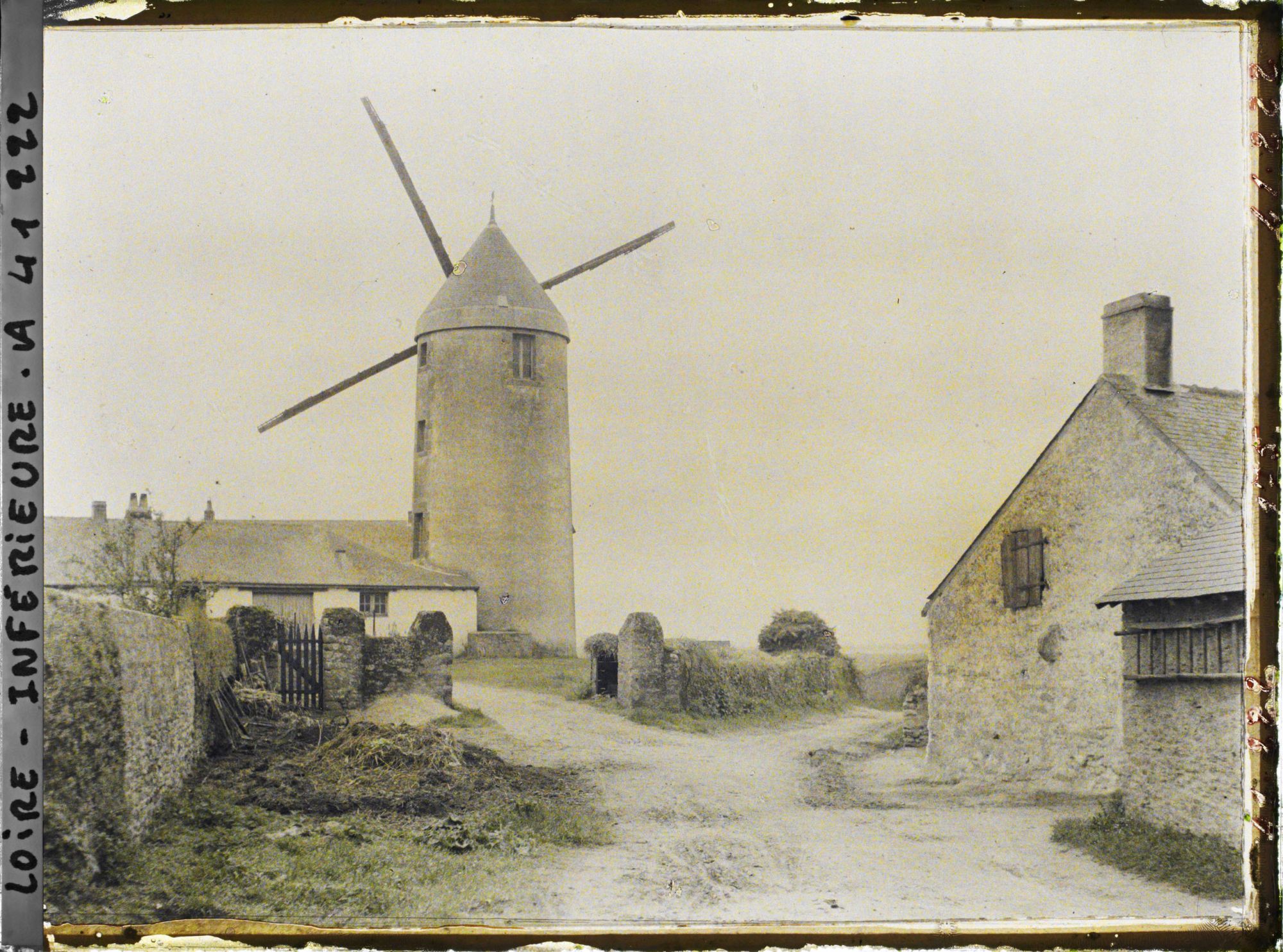 Image représentant L'un des deux moulins de la Place