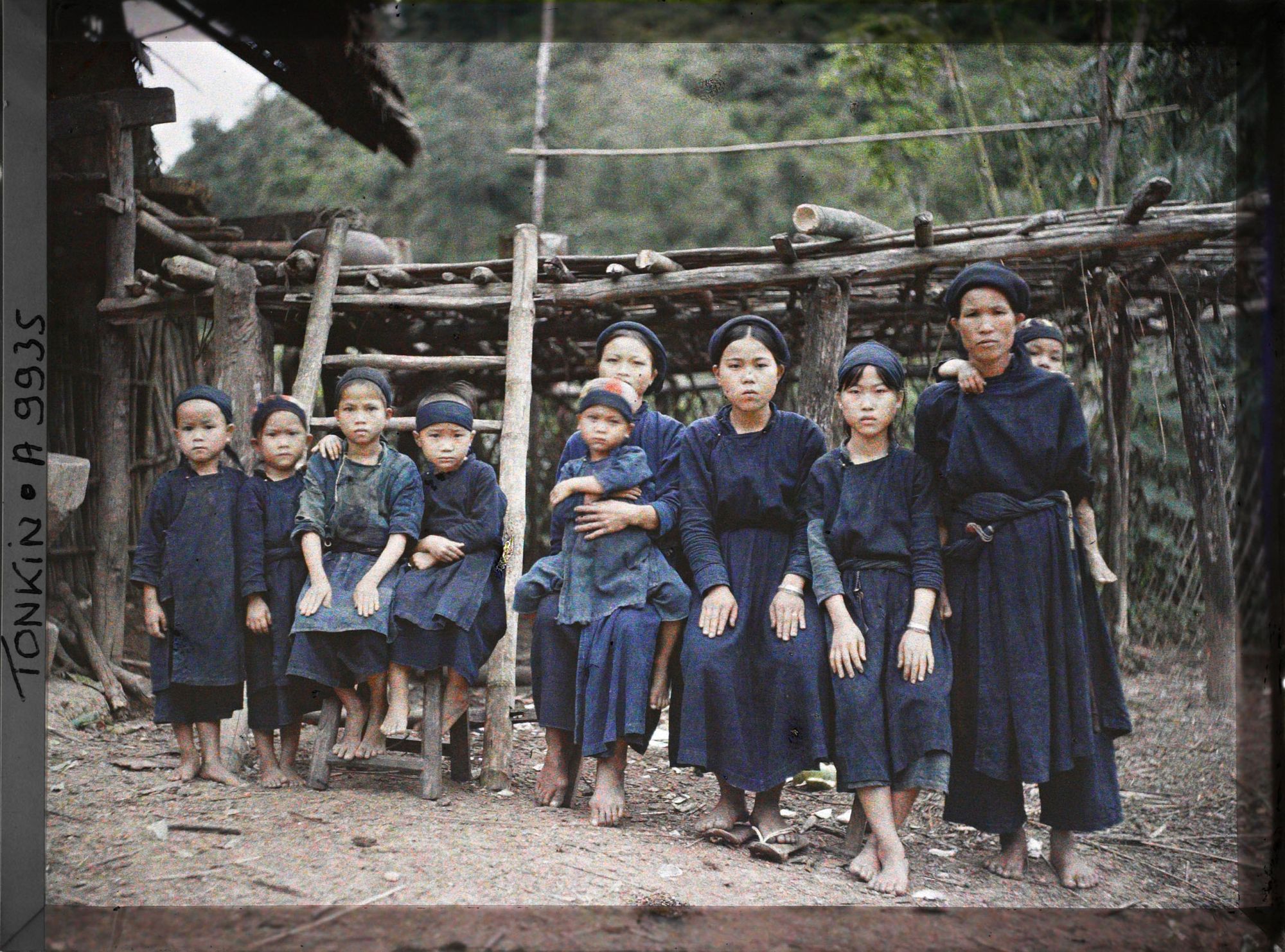 Image représentant Des femmes et jeunes filles thaï (thô)
