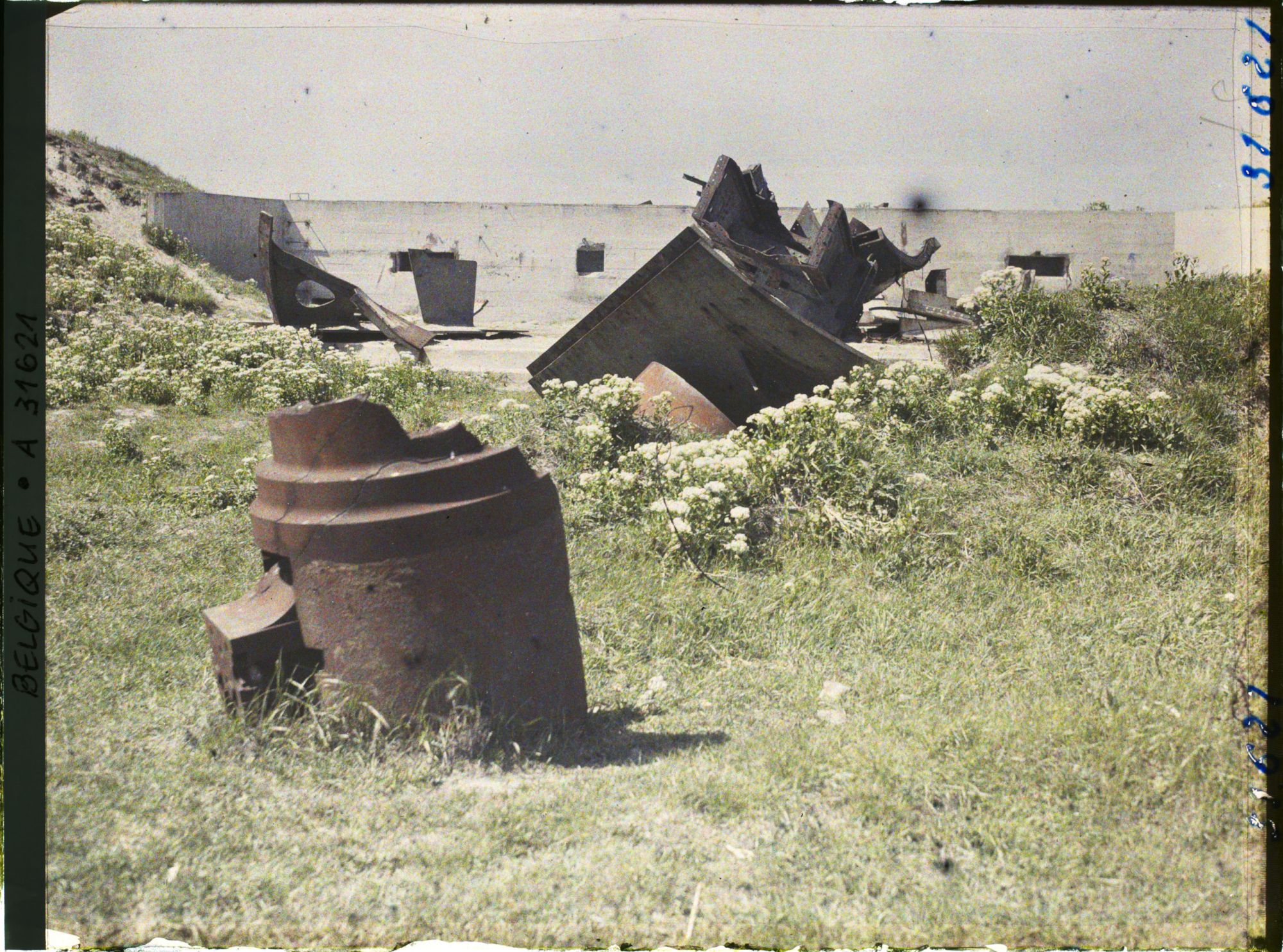 Image représentant Belgique, Ostende, Batterie Hindenburg, Effet de l'éclatement d'une pièce; au 1er plan, la culasse et au fond, la plateforme de la pièce
