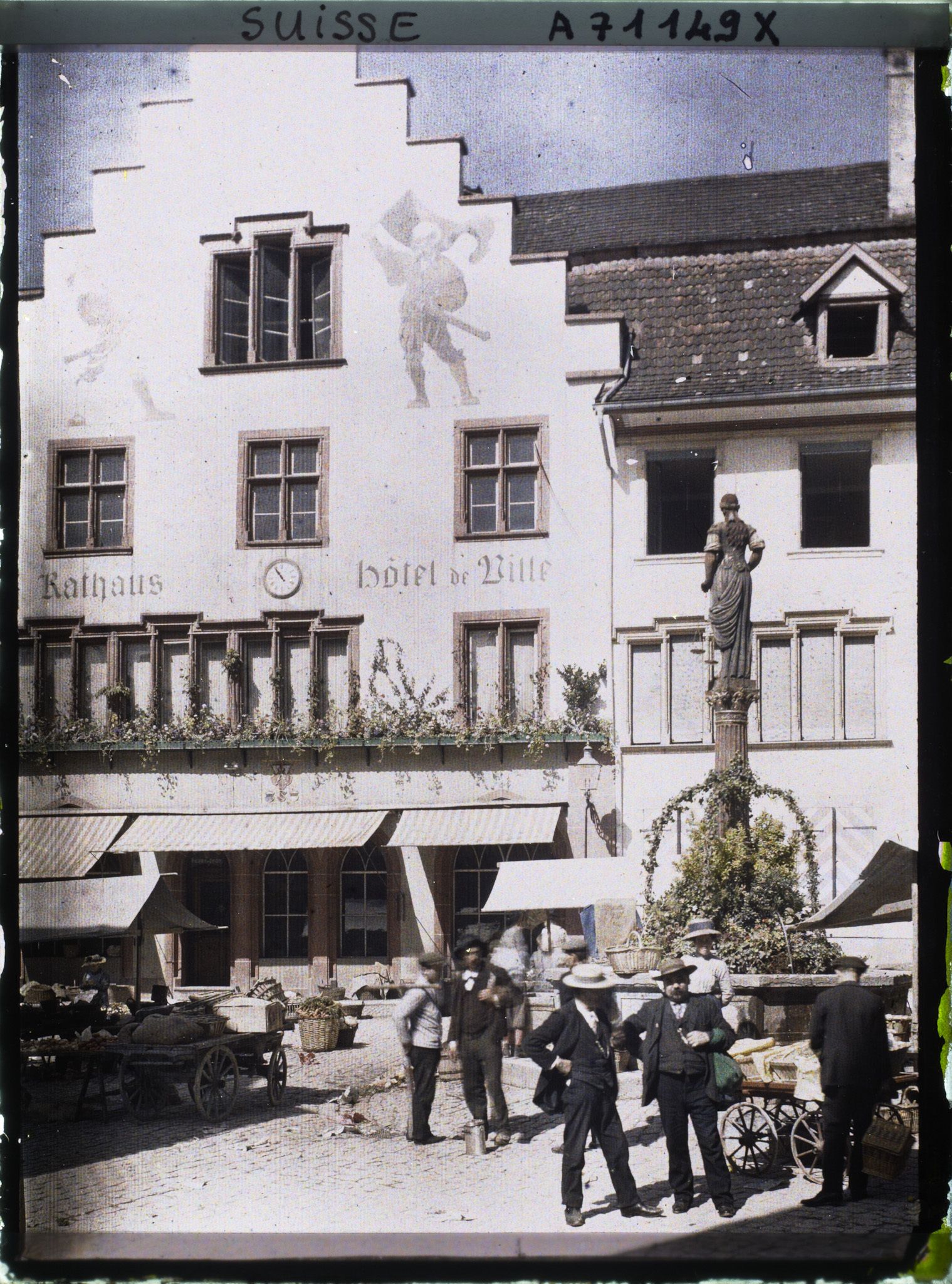 Image représentant La fontaine de la Justice à la place du Bourg, devant le Rathaus (Hôtel de Ville)