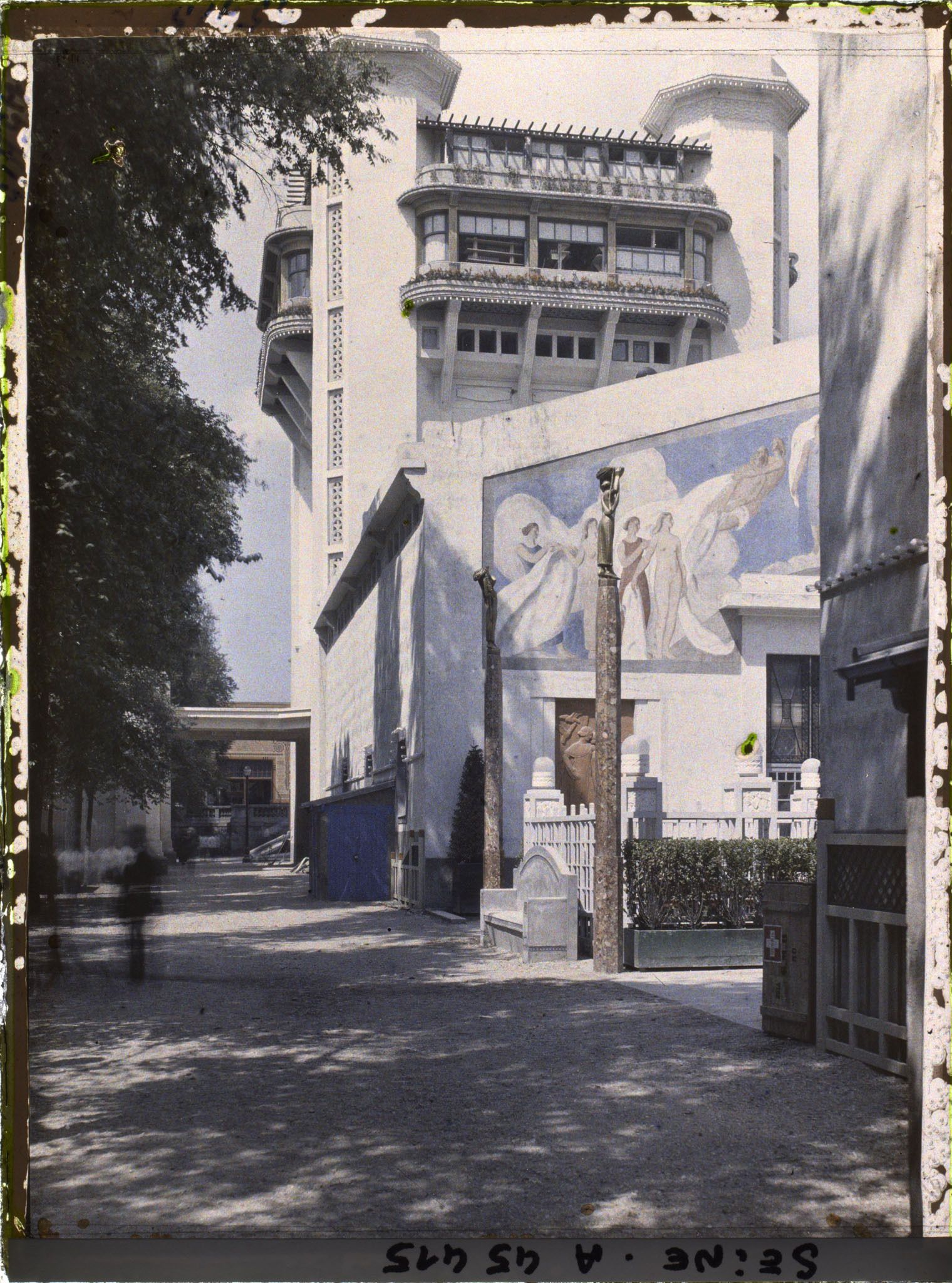 Image représentant L'Exposition des arts décoratifs, Galeries des sections étrangères, Tour de Bourgogne et Patio Bouchard