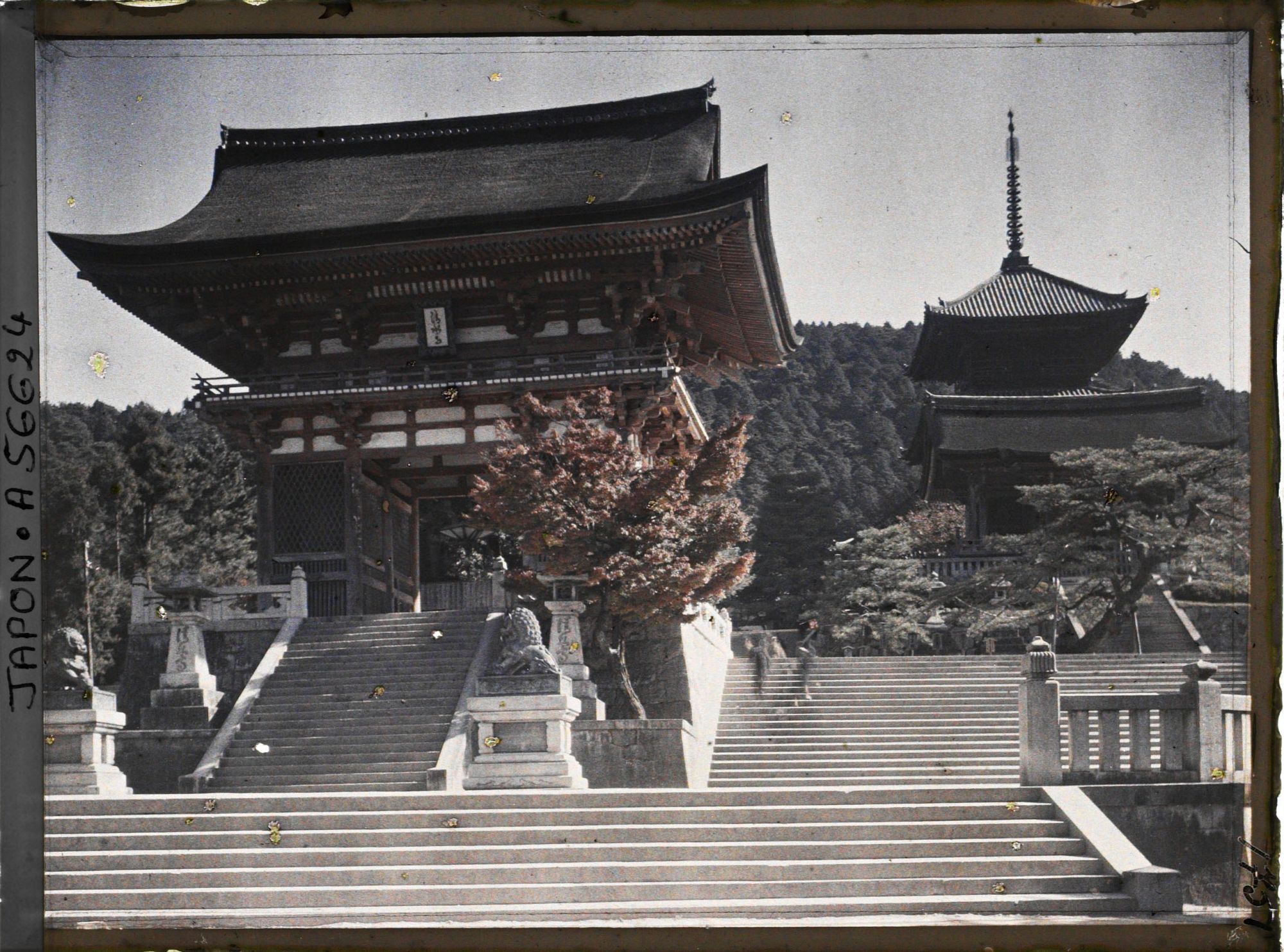 Image représentant L'entrée principale par la Sanmon ou Niomon (Porte des Rois Deva) du temple Kiyomizu-dera (ou Seisuiji)