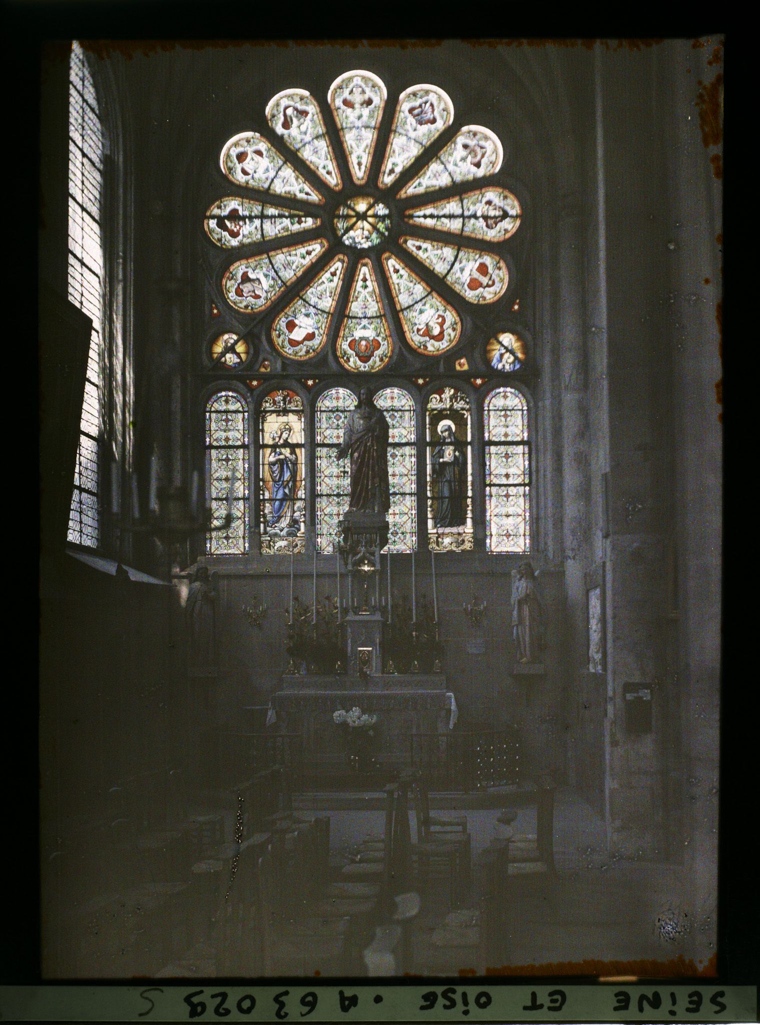 Image représentant Ile de France, Magny-en-Vexin, Intérieur de l'Eglise - Les vitraux
