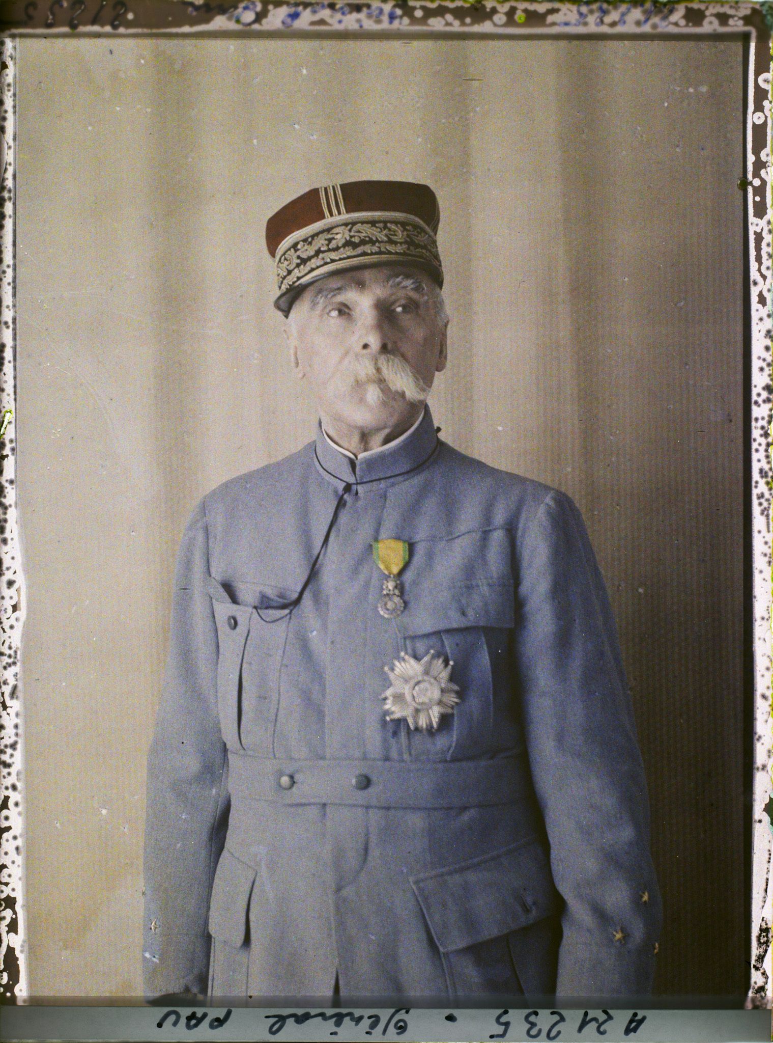 Image représentant Le général  https://musee-albert-kahn.s-museum.fr/home/NWQ2OTAwYzNmYjZlZTk1ZWQwODJmMjY4L2dlbmVyaWMtbm90aWNlLXRhYi9hdXRob3JpdHkvNjE3YTc5ZjVjZjhiODk2OGIzMzM3ZDIx/5d6900c3fb6ee95ed082f268/generic-notice-tab/authority/617a79ebcf8b8968b33374f5 Paul Pau