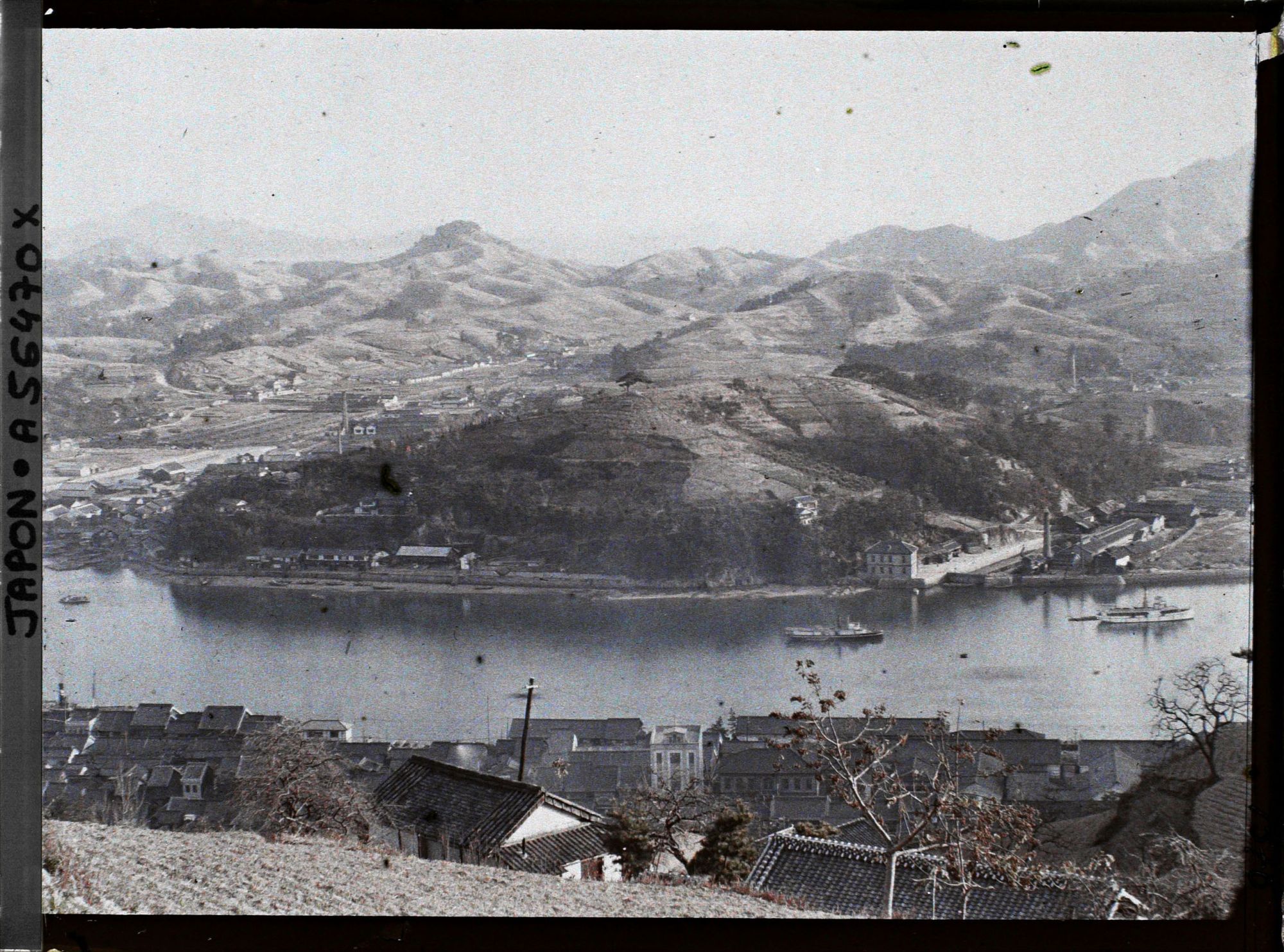 Image représentant Les chantiers navals et les usines du quartier Mukaishimanaka sur l'île de Mukô-jima