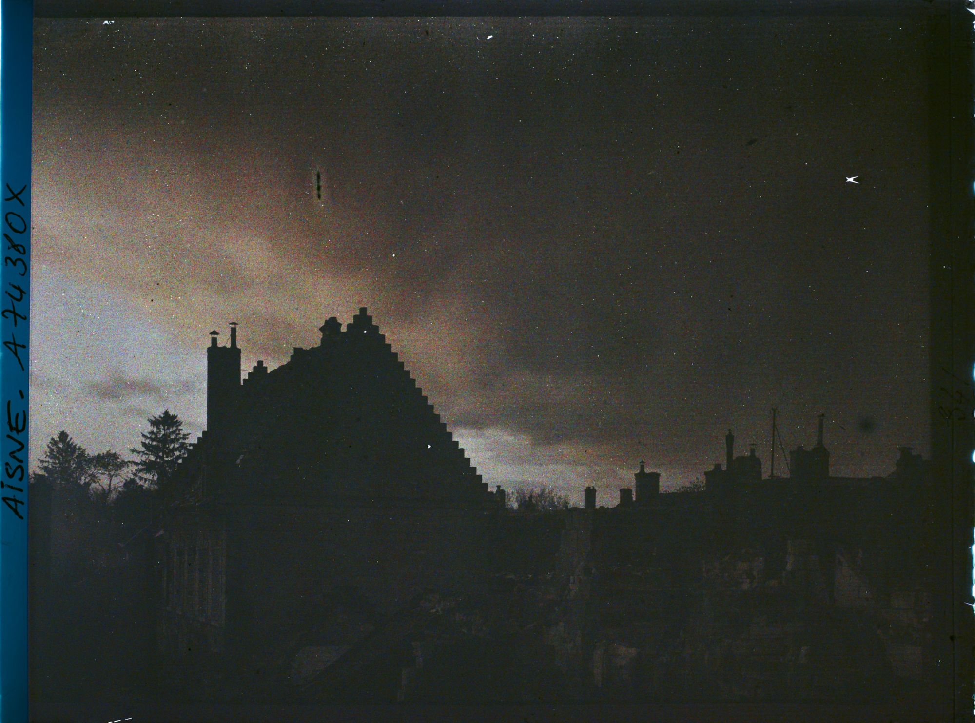 Image représentant Les toits de la ville en ruines et effets de ciel