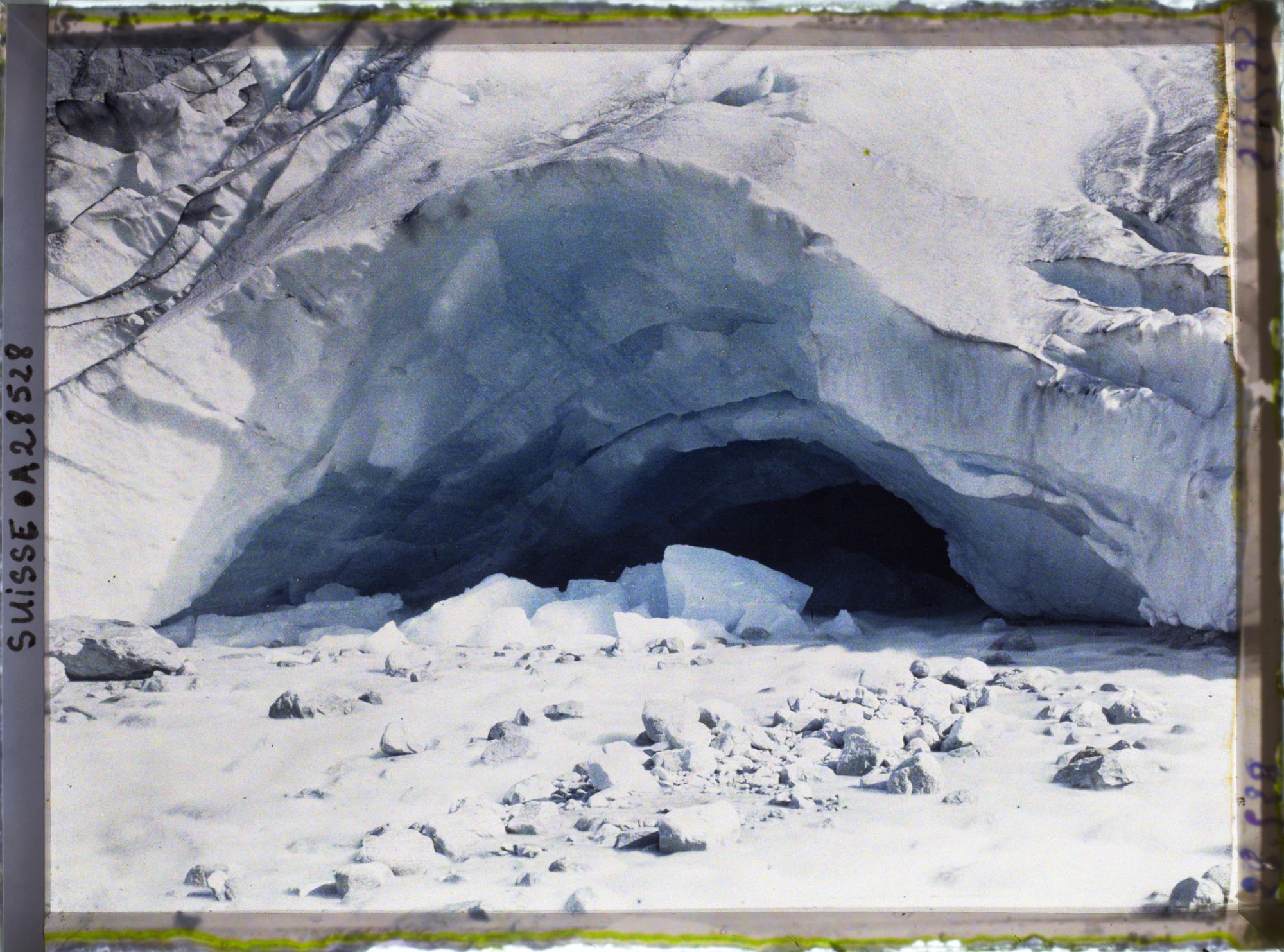 Image représentant Le Rhône à la sortie du glacier du Rhône