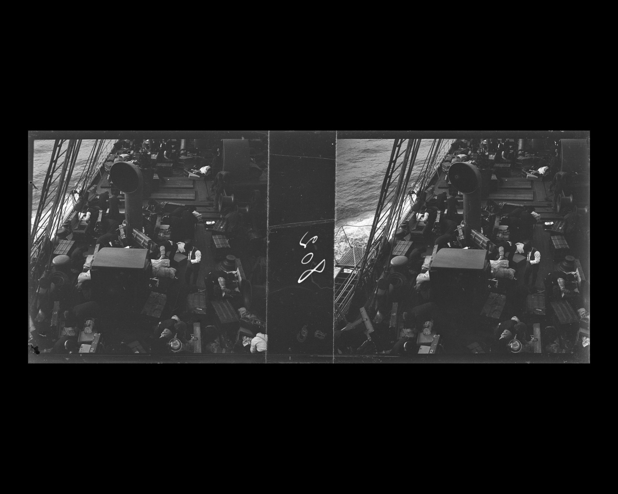 Image représentant Les passagers assemblent leurs bagages sur le pont, dans la perspective du débarquement