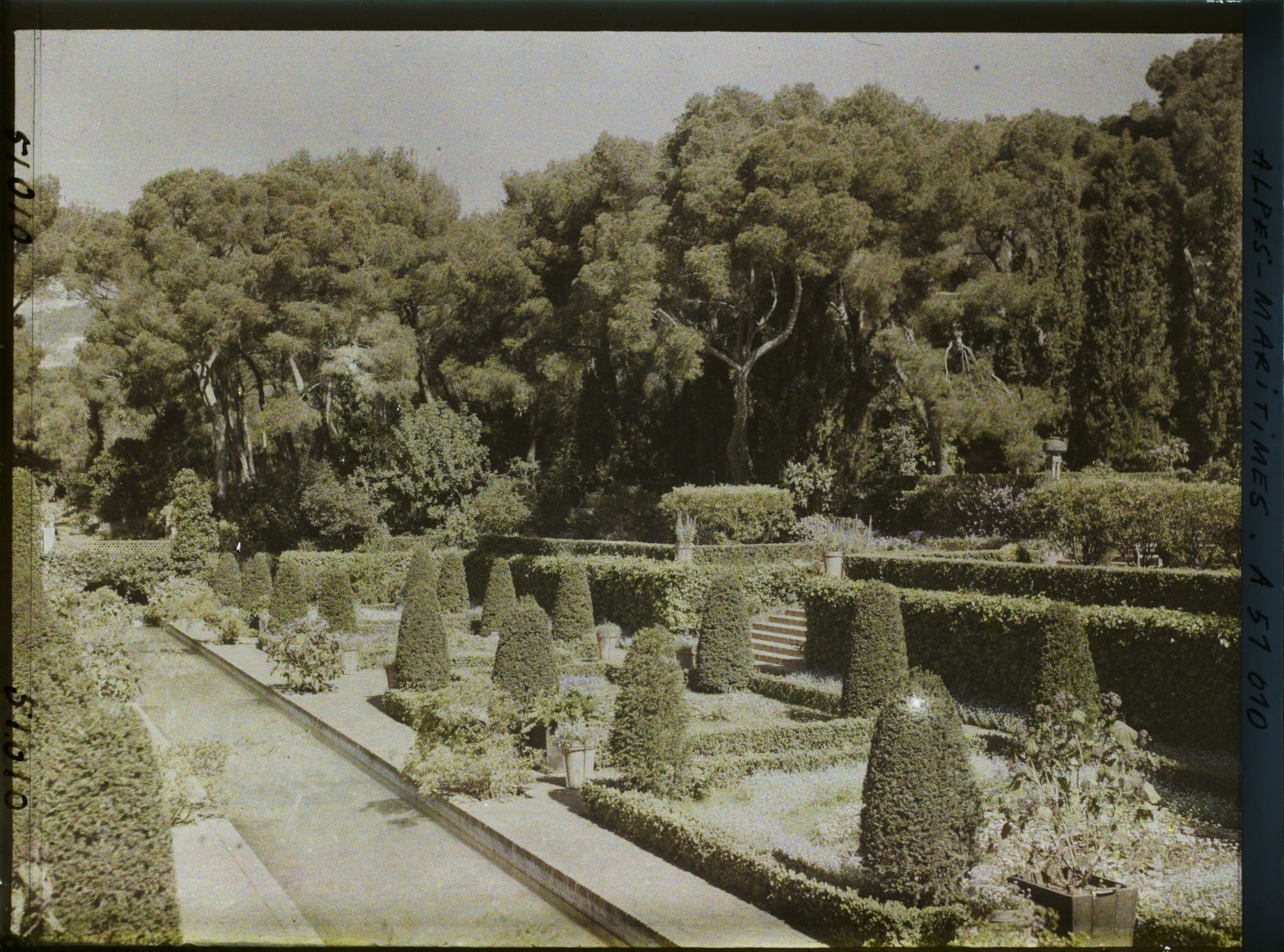Image représentant Le bassin d'eau du jardin persan de la villa Cypris, vu en direction du nord-ouest