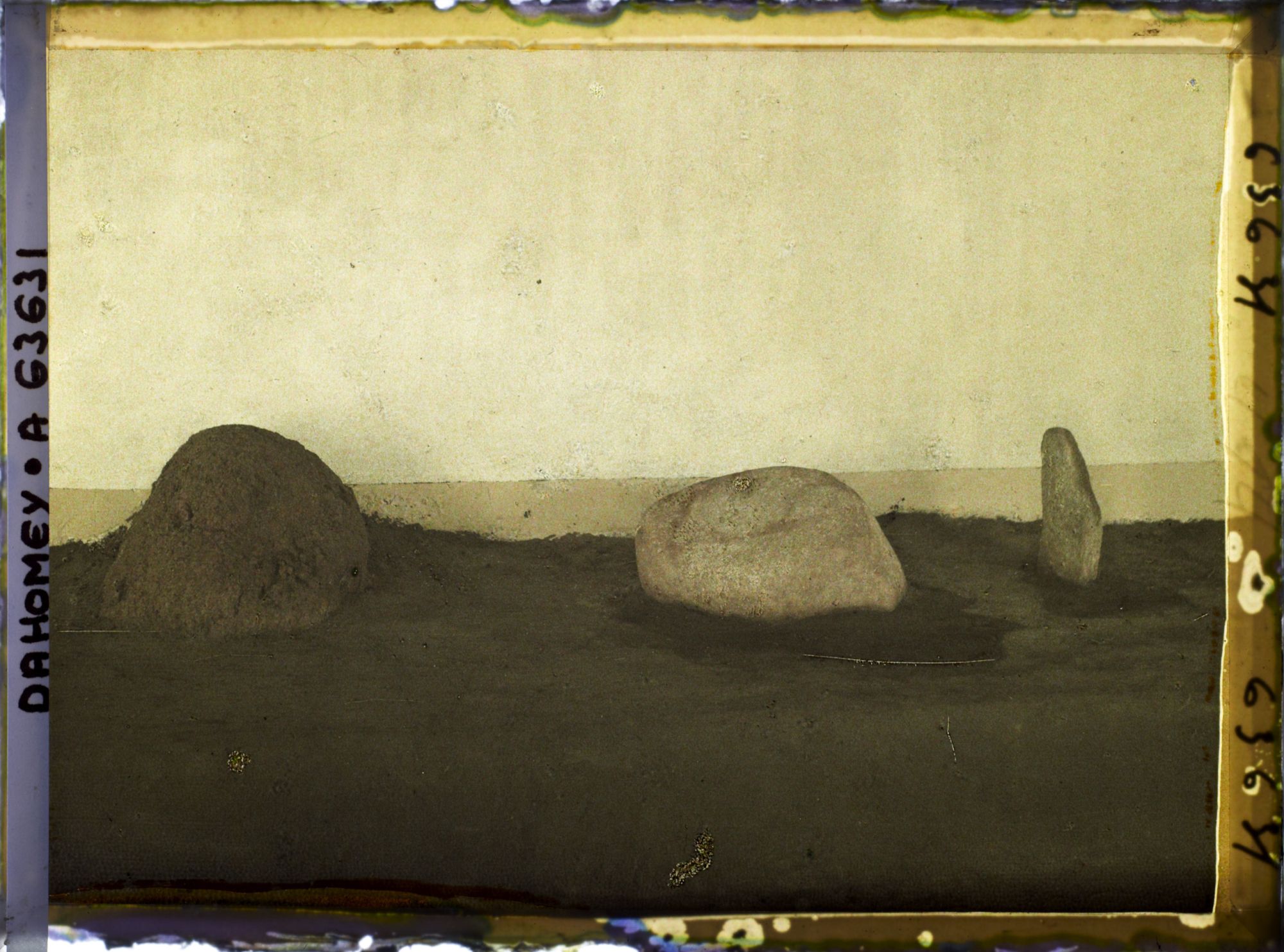 Image représentant Pierres fétiches exposées dans l'adandjèho (" case de courage ") du palais de Glélé