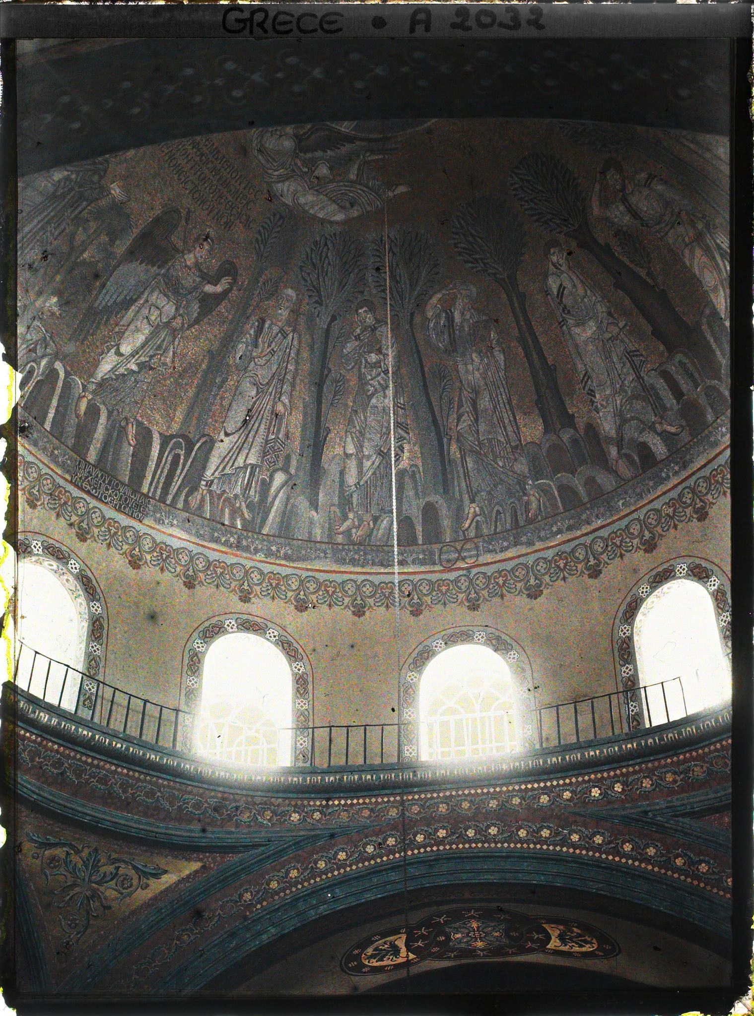 Image représentant Les personnages et l'ange de la grande mosaïque de la coupole centrale de l'église Sainte Sophie