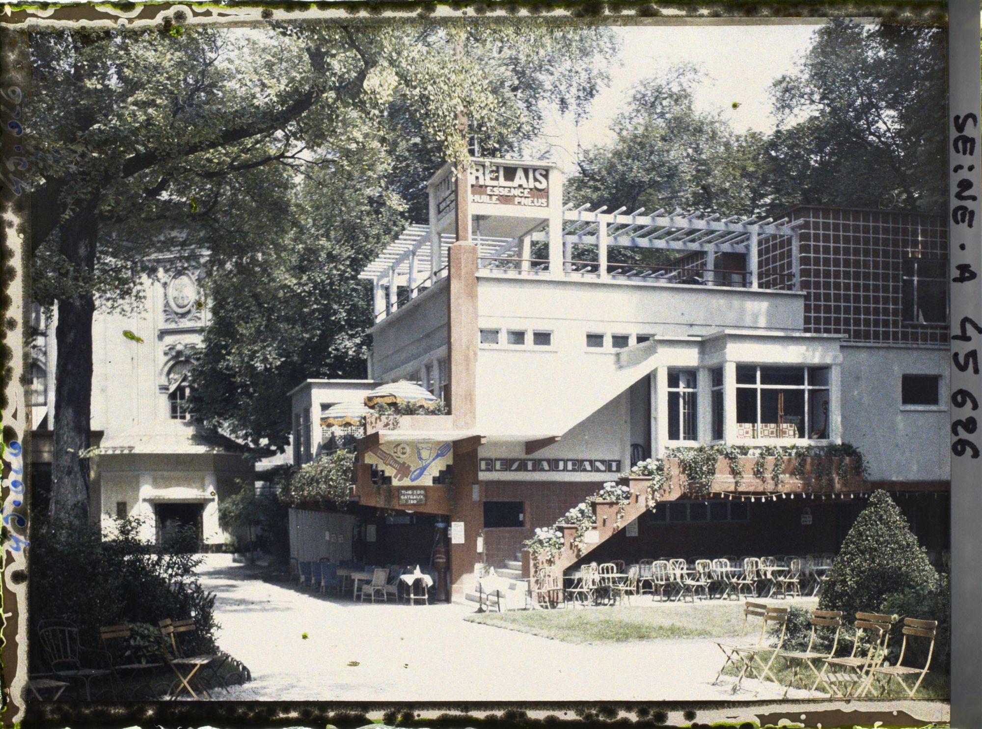 Image représentant L'Exposition des arts décoratifs, Halte-relais pour tourisme automobile, près du Grand Palais