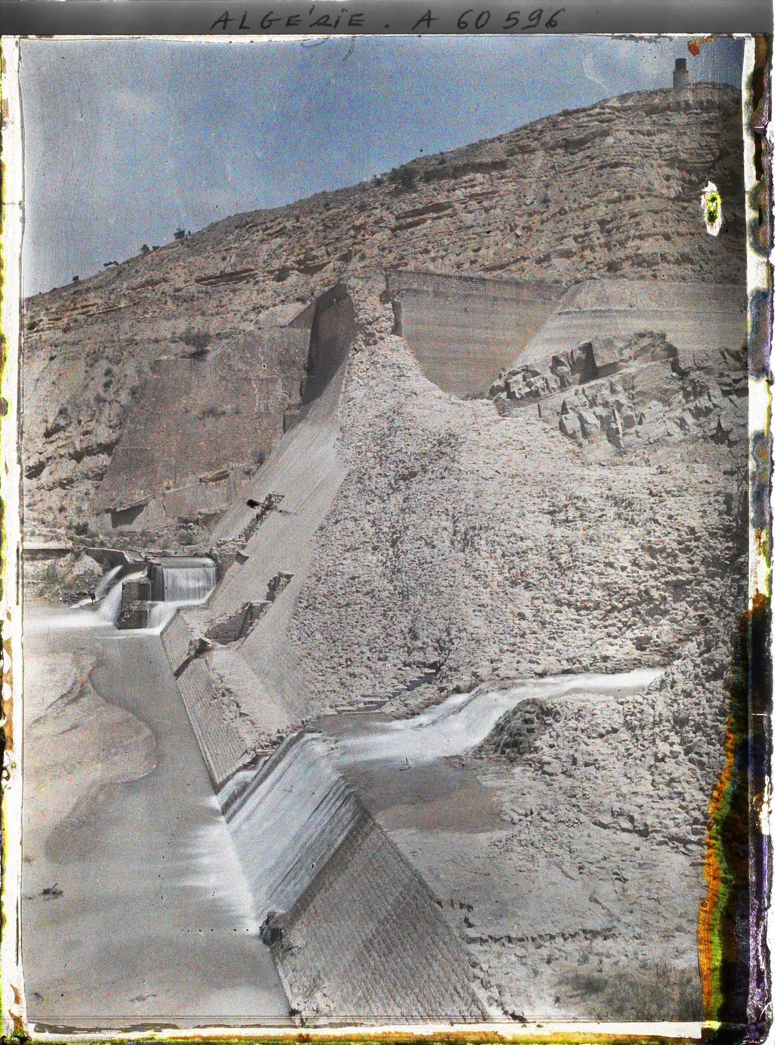 Image représentant Barrage de l'Habra, la brèche dans le mur du barrage, vue de l'aval, du côté de la rive droite
