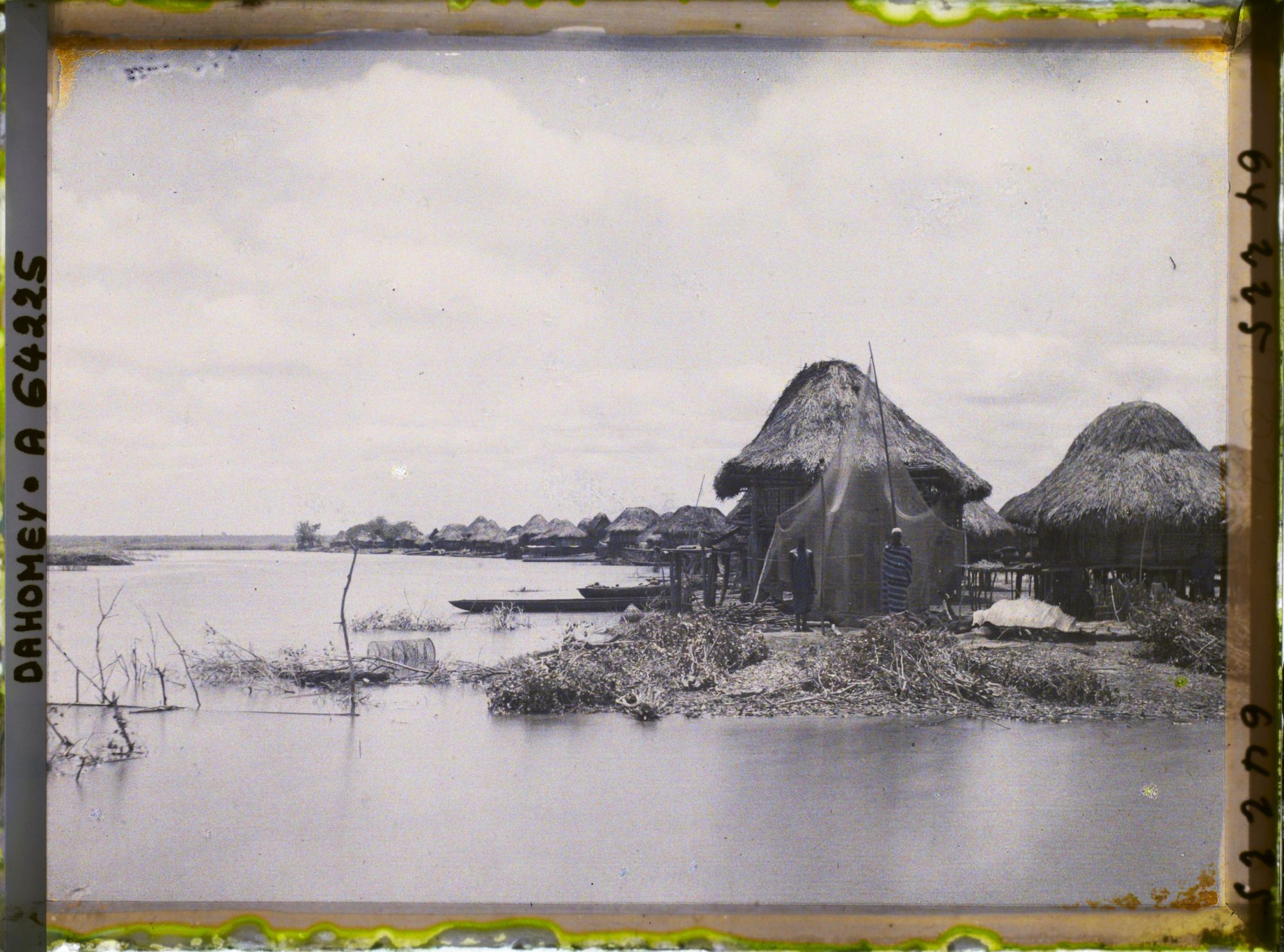 Image représentant Vue sur le village lacustre et la lagune