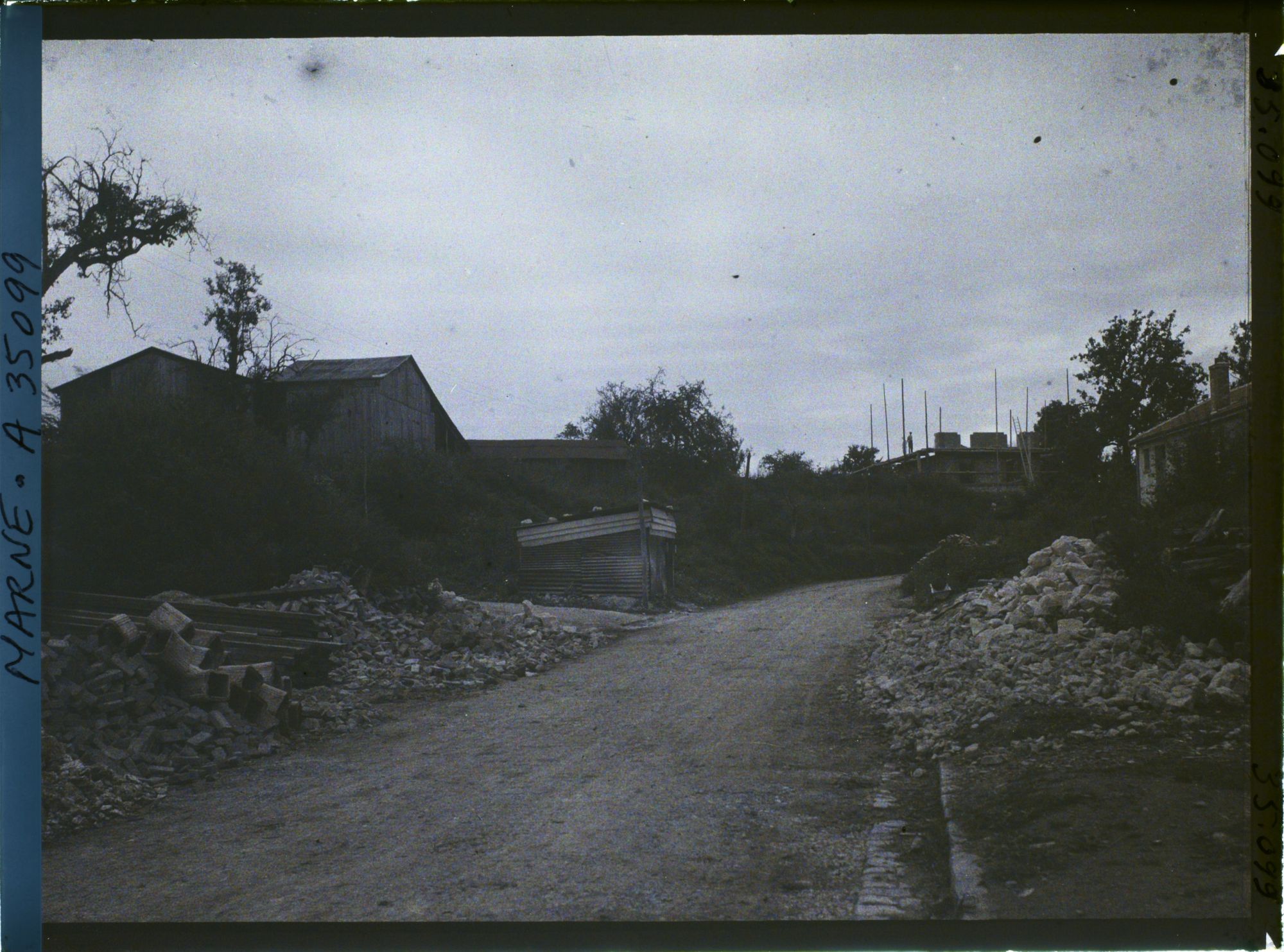 Image représentant France, Binarville (Meuse), Reconstruction sur la route des Autry à Vienne le Château