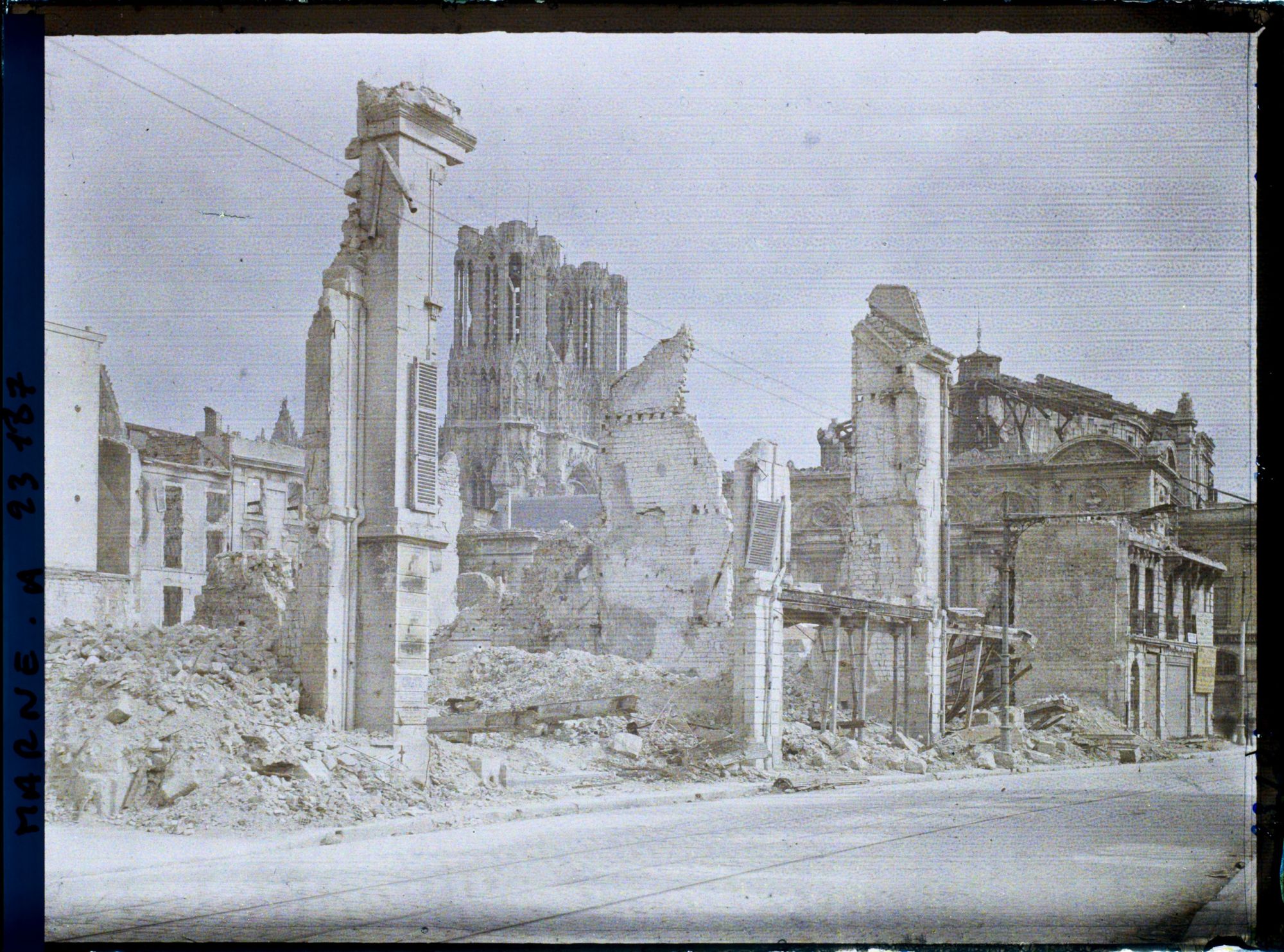 Image représentant France, Reims, La Cathédrale et le Théâtre depuis la rue de Talleyrand