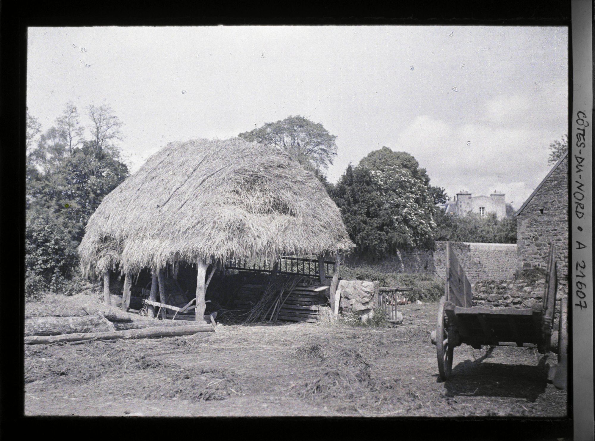 Image représentant La hangar d'une ferme couvert de paille