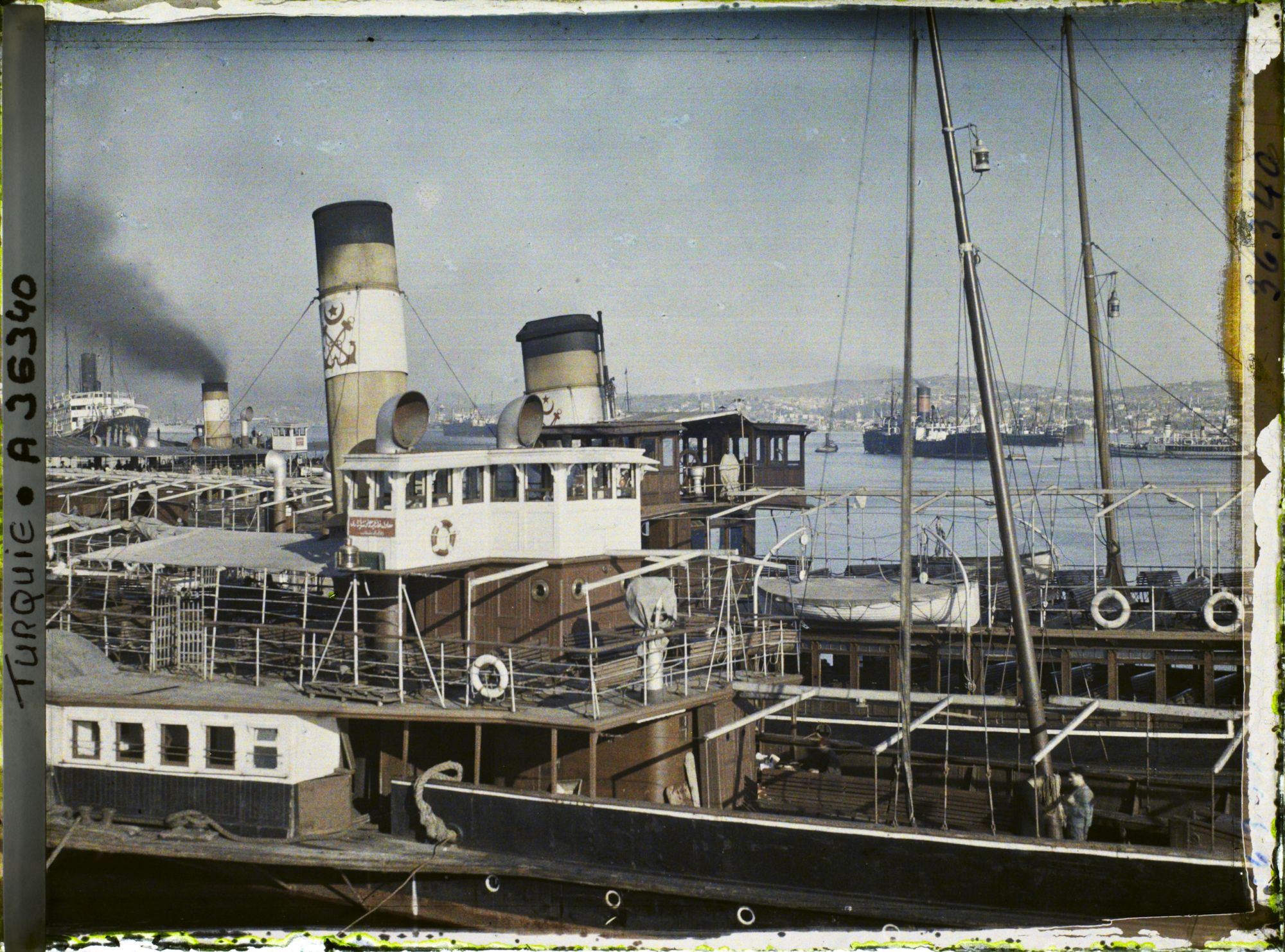 Image représentant Bateaux pour le transport de passagers au port de Galata